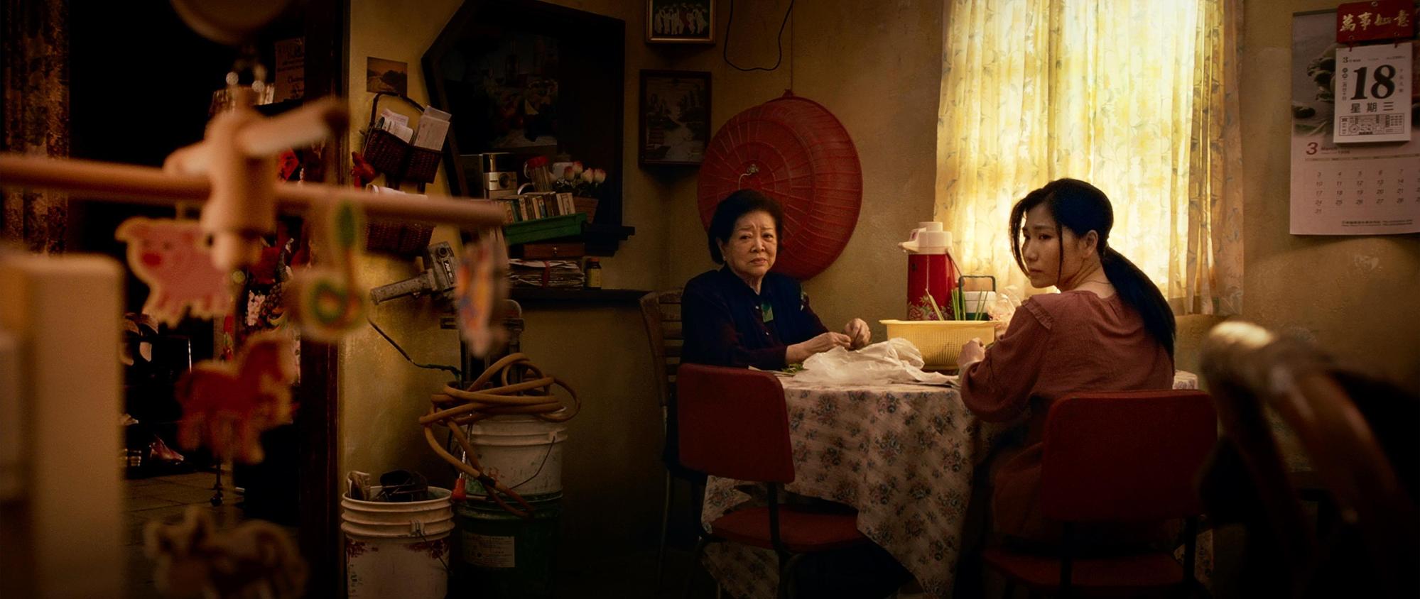 阮安妮與陳淑芳分飾婆媳,戲裡兩人關係緊張,但對戲時阮安妮卻差點被陳淑芳念的對白感動到哭。(傳影互動提供)
