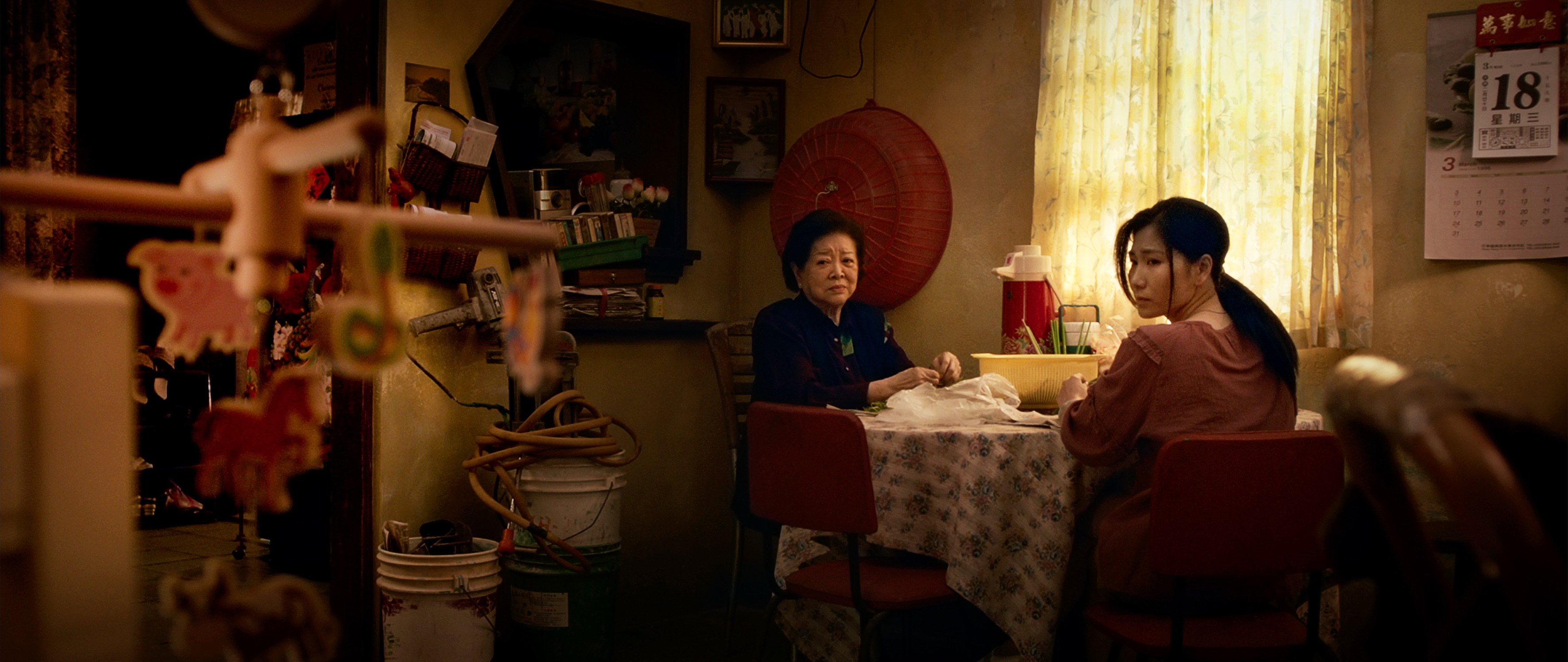 阮安妮與陳淑芳分飾婆媳,戲裡兩人關係緊張,但對戲時阮安妮卻差點被陳淑芳念的對白感動到哭。(傳影互動提供)