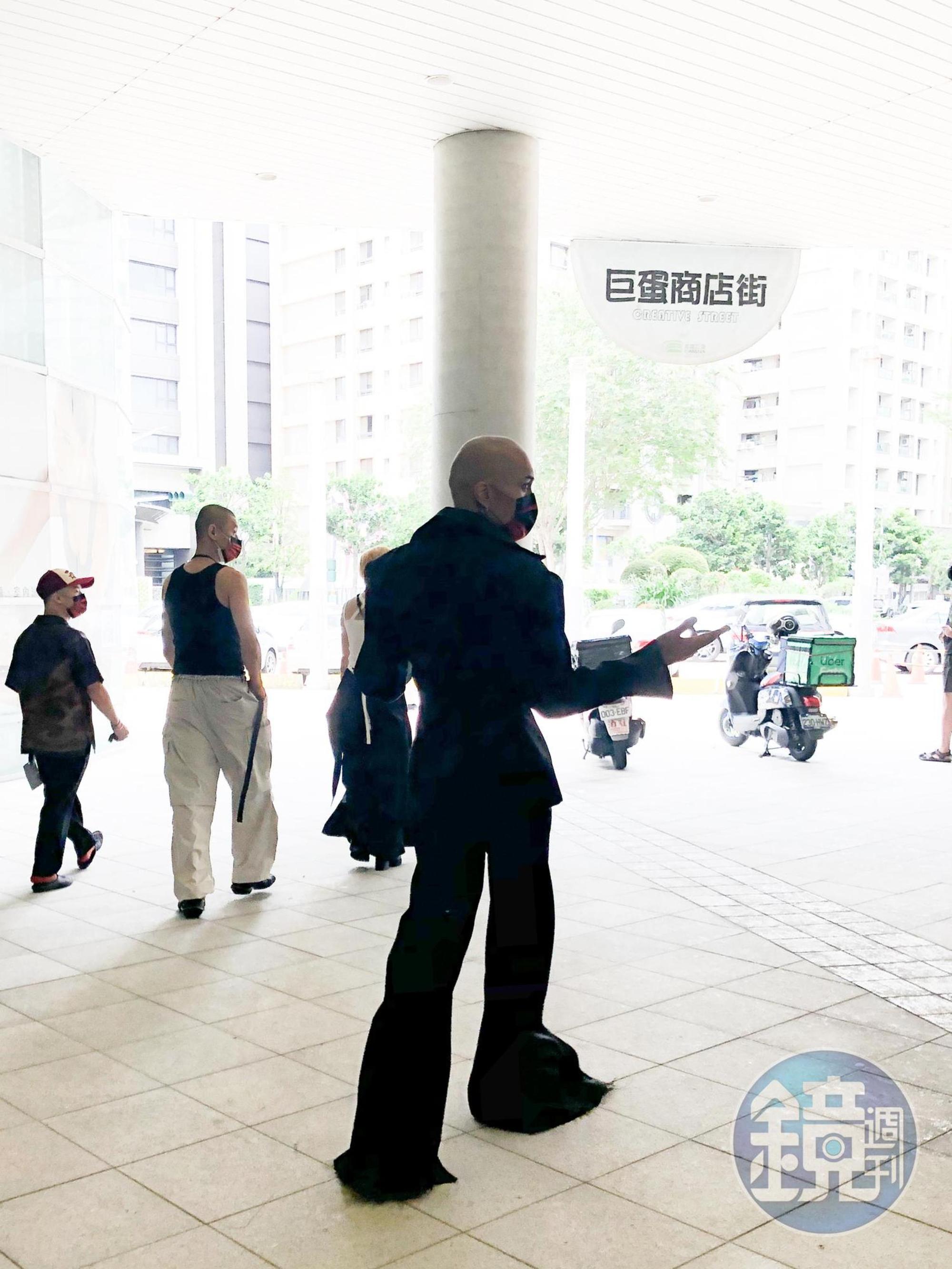 黃宣一身硬挺輪廓黑色西裝,配上黑色西裝寬褲,整體造型宛如「變形金剛」。