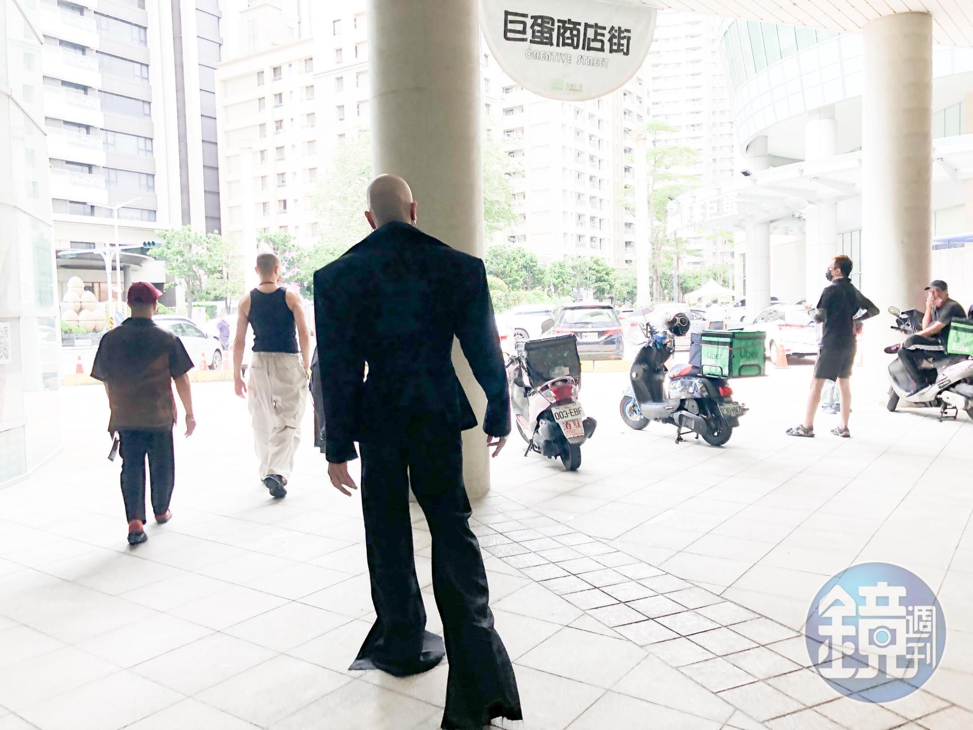 野生捕獲金曲33紅毯主持人YELLOW黃宣背影。