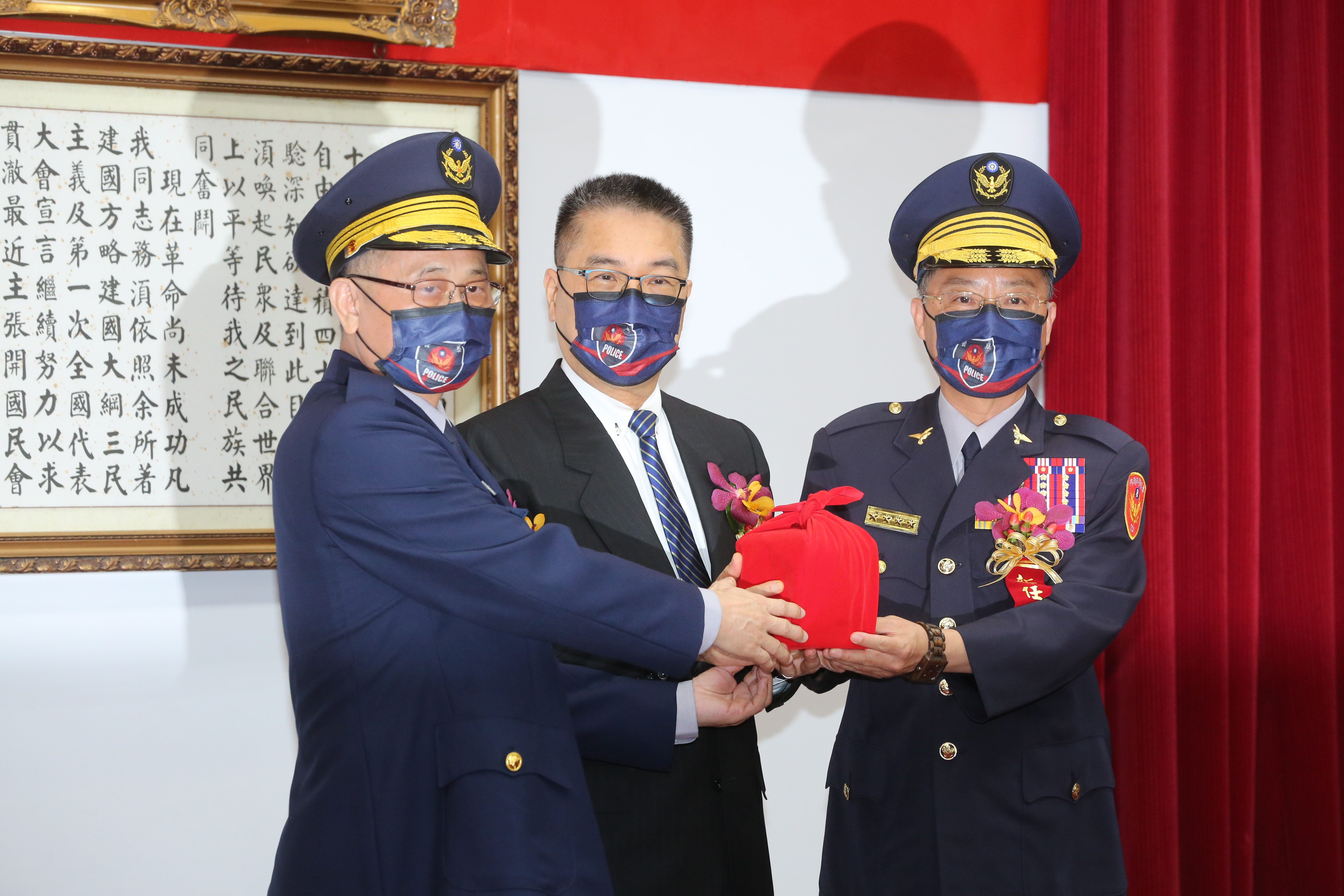 黃明昭（右）、內政部長徐國勇和陳家欽（左）。