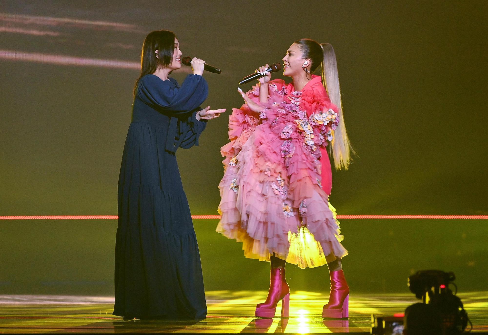 徐佳瑩和艾怡良一連演唱多首歌曲，演出備受肯定。（台視提供）