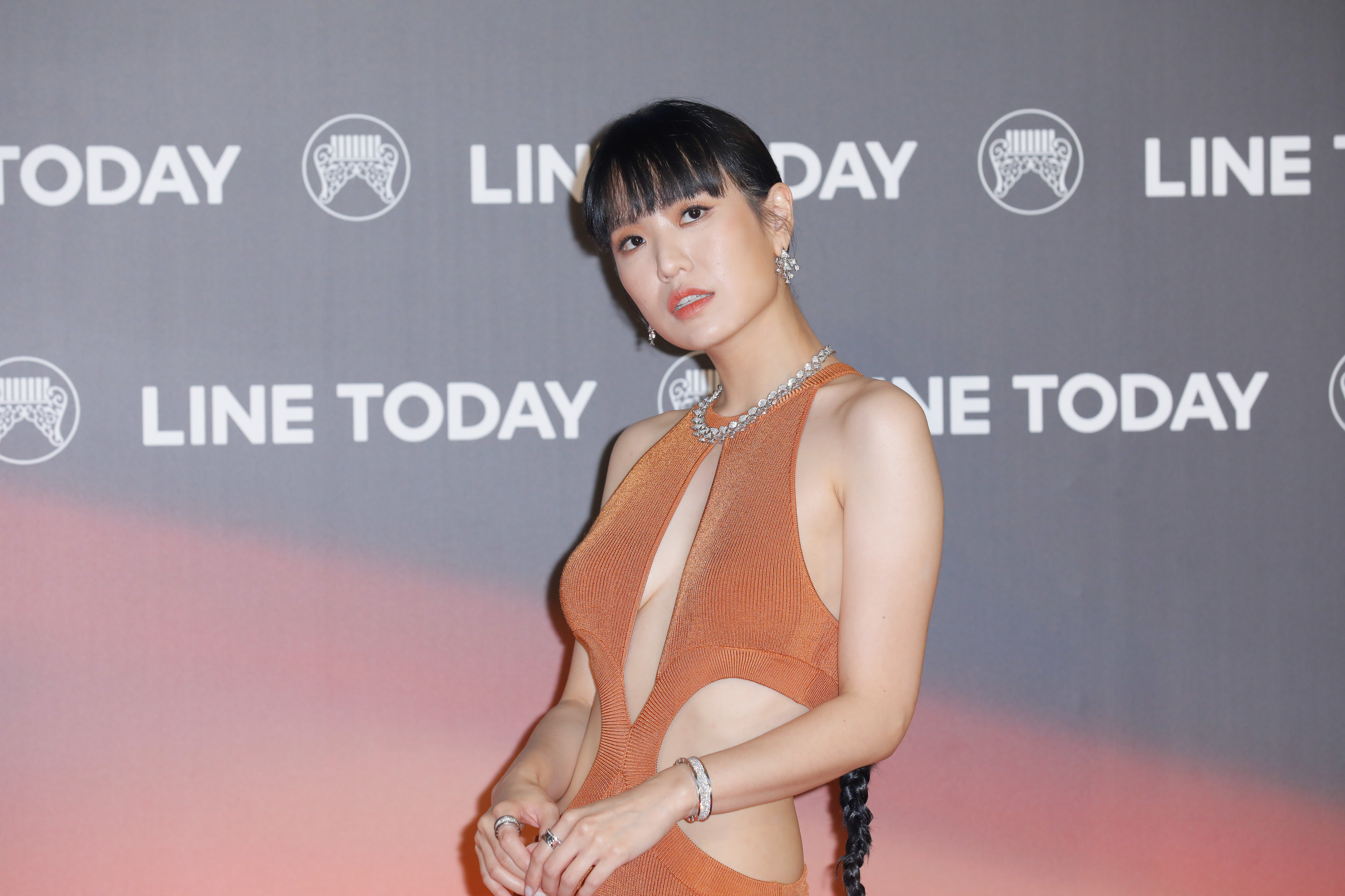 孫盛希以一襲深駝色的鏤空禮服登場走上星光大道，力拚紅毯第一美。