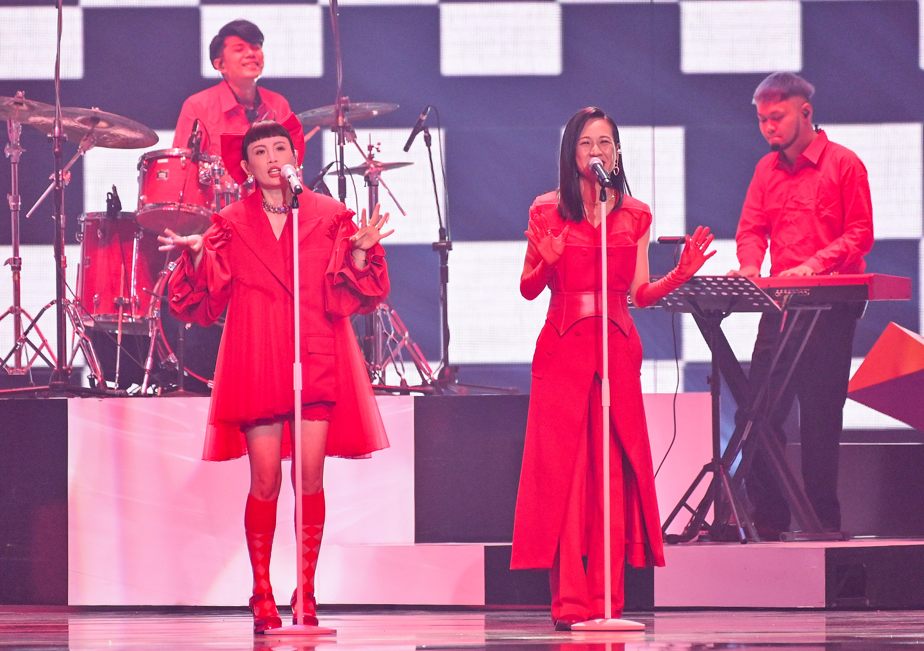 魏如萱和客語歌手米莎一身大紅造型登台獻唱。（台視提供）
