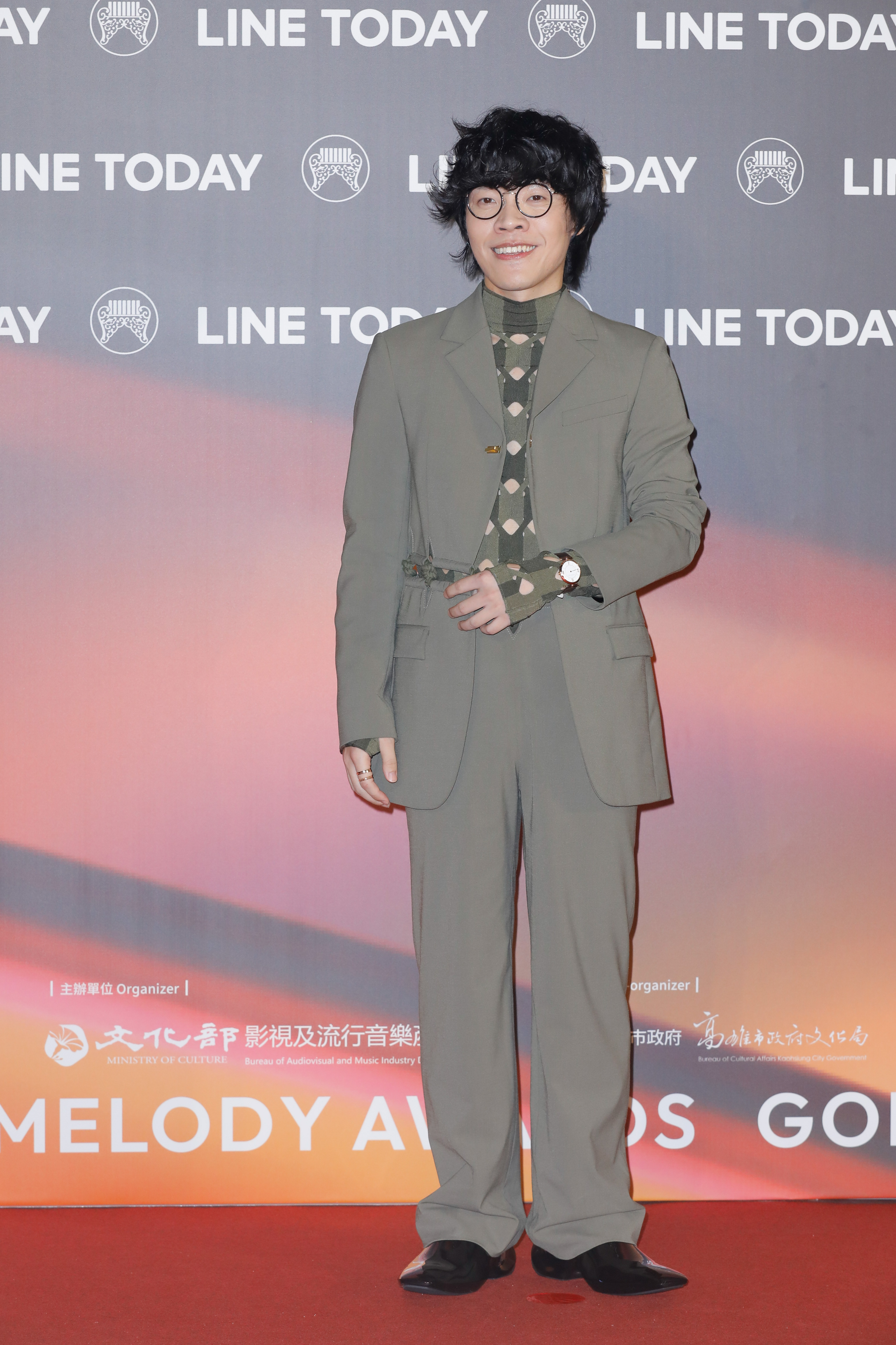 盧廣仲身著Dion Lee軍綠色麻繩編織裝飾西裝,搭配晚宴漆皮鞋。