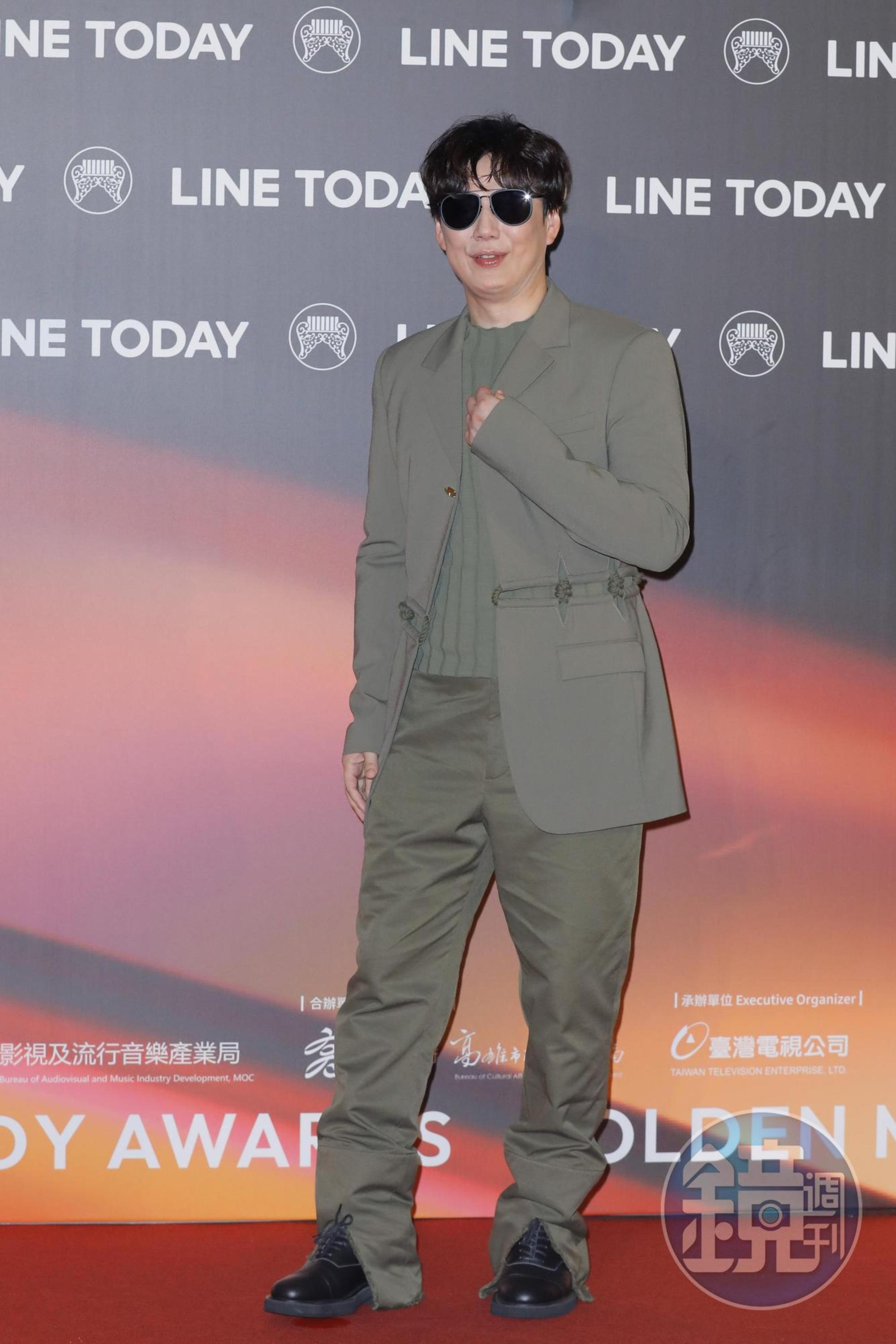 蕭煌奇身著Dion Lee軍綠色麻繩編織裝飾西裝,搭配黑色德比鞋。