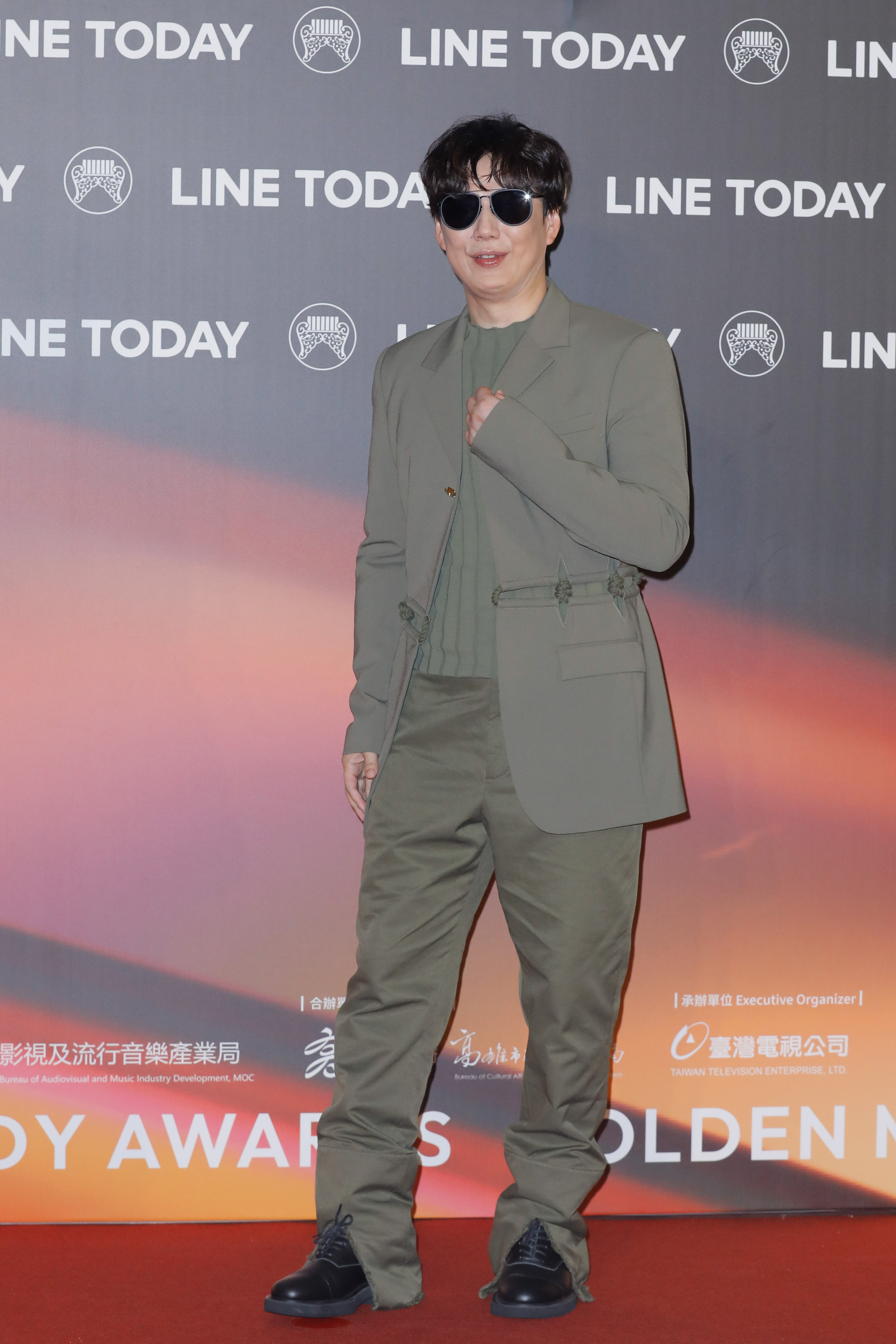 蕭煌奇身著Dion Lee軍綠色麻繩編織裝飾西裝,搭配黑色德比鞋。