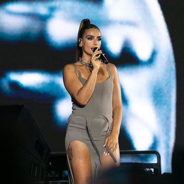 伊朗出生的獨立音樂人Sevdaliza,穿著Dion Lee最有名的束胸馬甲背心。(翻攝自Dion Lee IG)