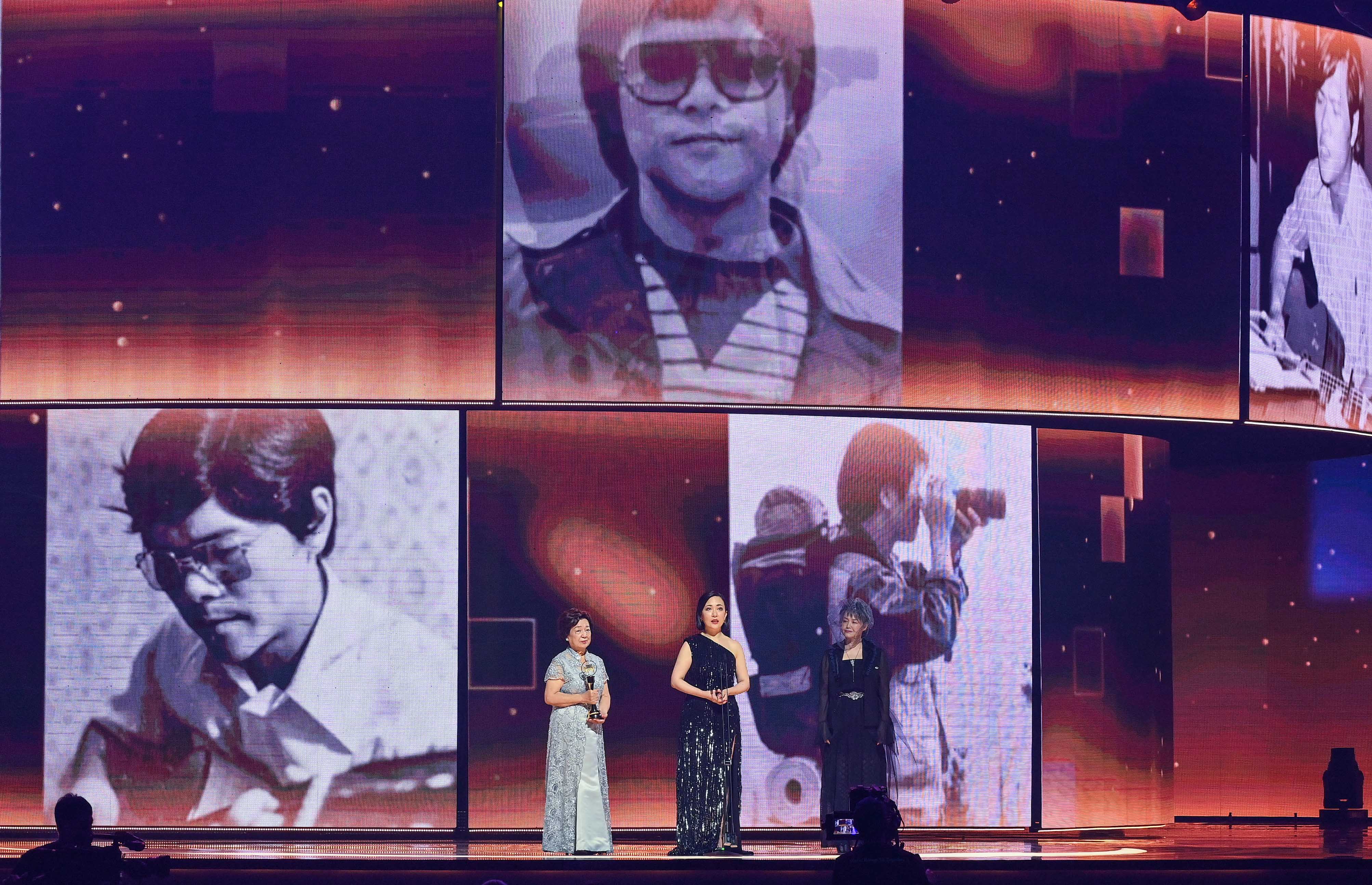 邱晨遺孀上台代表領獎，女兒致詞表示父親一直用音樂與世界交流。（台視提供）