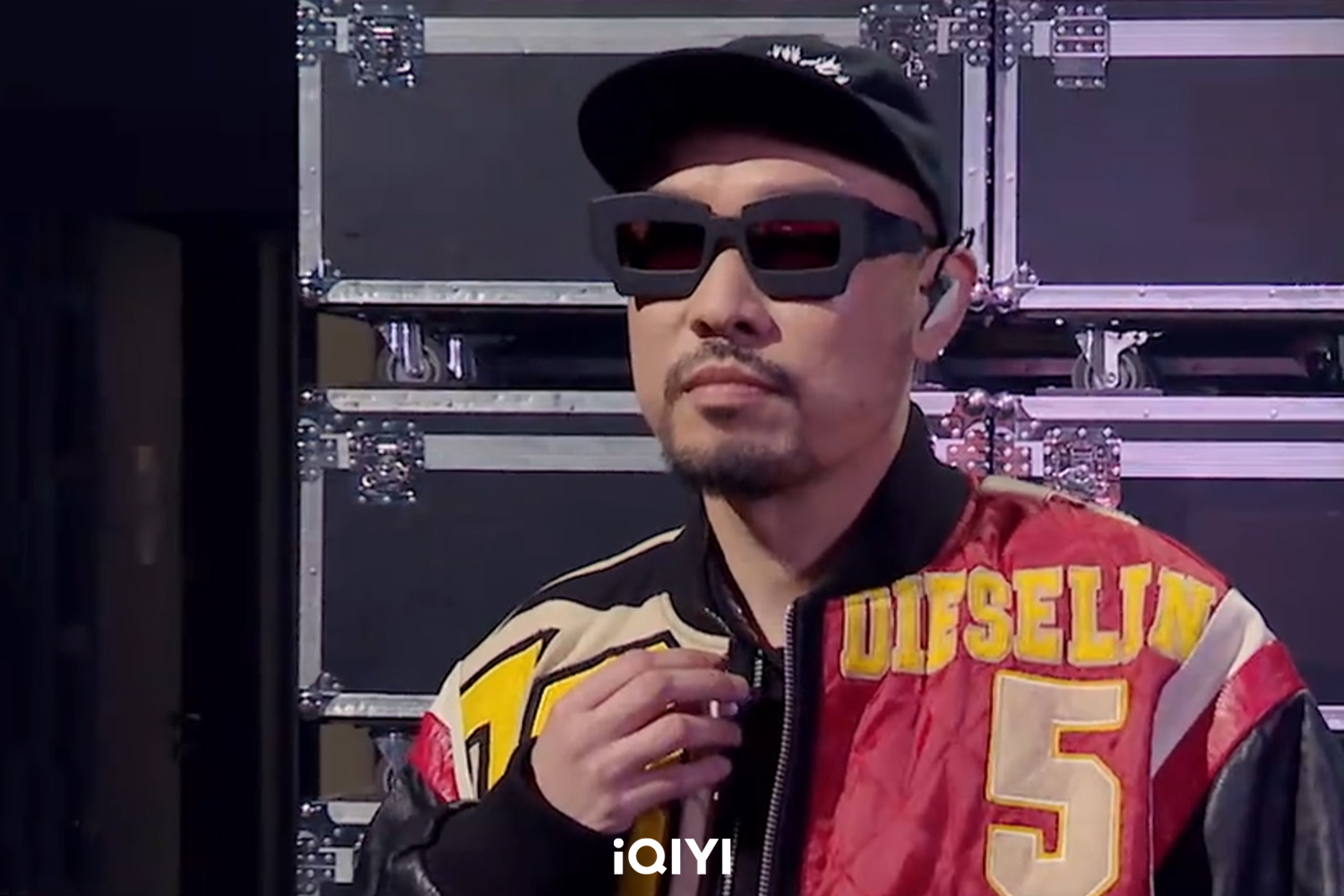 熱狗一句歌詞「我怎麼會輸給二七一和攀尾伯」嗨爆全場。(愛奇藝國際站提供)