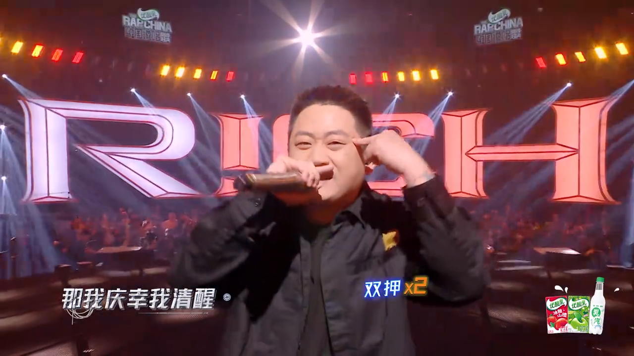 PACT派克特演唱時情緒激動,竟在舞台上摔麥克風,事後道歉表示自己會負責賠償。(截圖自愛奇藝國際站)