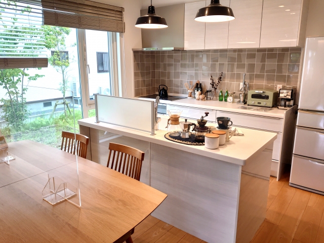 王浩宇不支持目前的打房政策，他嗆：「在台灣買不起房子的魯蛇，就算到國外也買不起。」 （示意圖，photoAC）