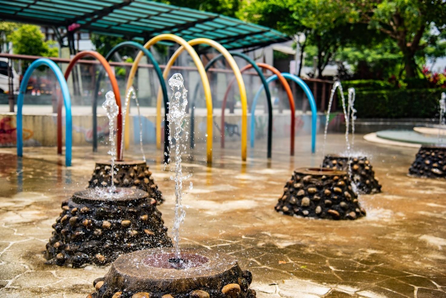 塭仔底溼地公園規模雖不大，但彩虹噴水隧道和噴水石砌，還是足以讓小朋友嗨玩。