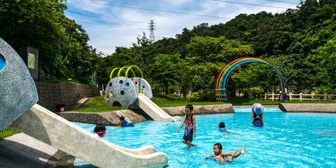 暖款親水公園是基隆人免費水樂園熱門名單。