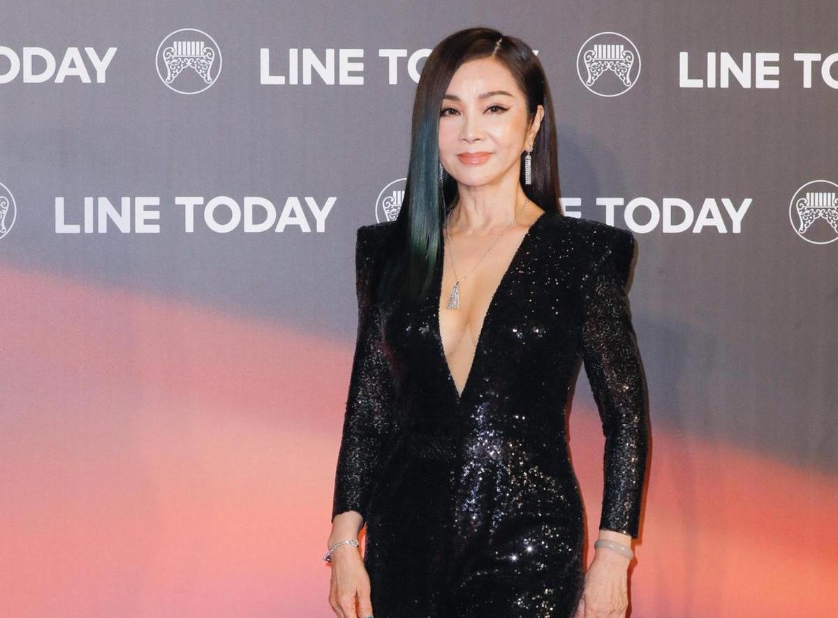 陳美鳳穿一襲亮片緊身衣壓軸登場。