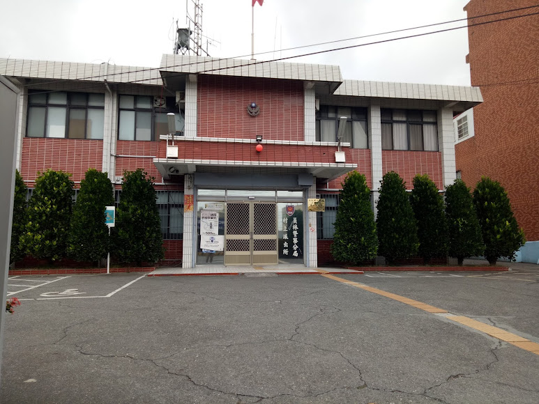 員警為了護送高燒昏迷的確診童，不慎發生車禍，造成3名大人、2名幼童輕傷送醫，確診病童的母親出面解釋情況，並盼外界能多體諒。（擷自Google Map）