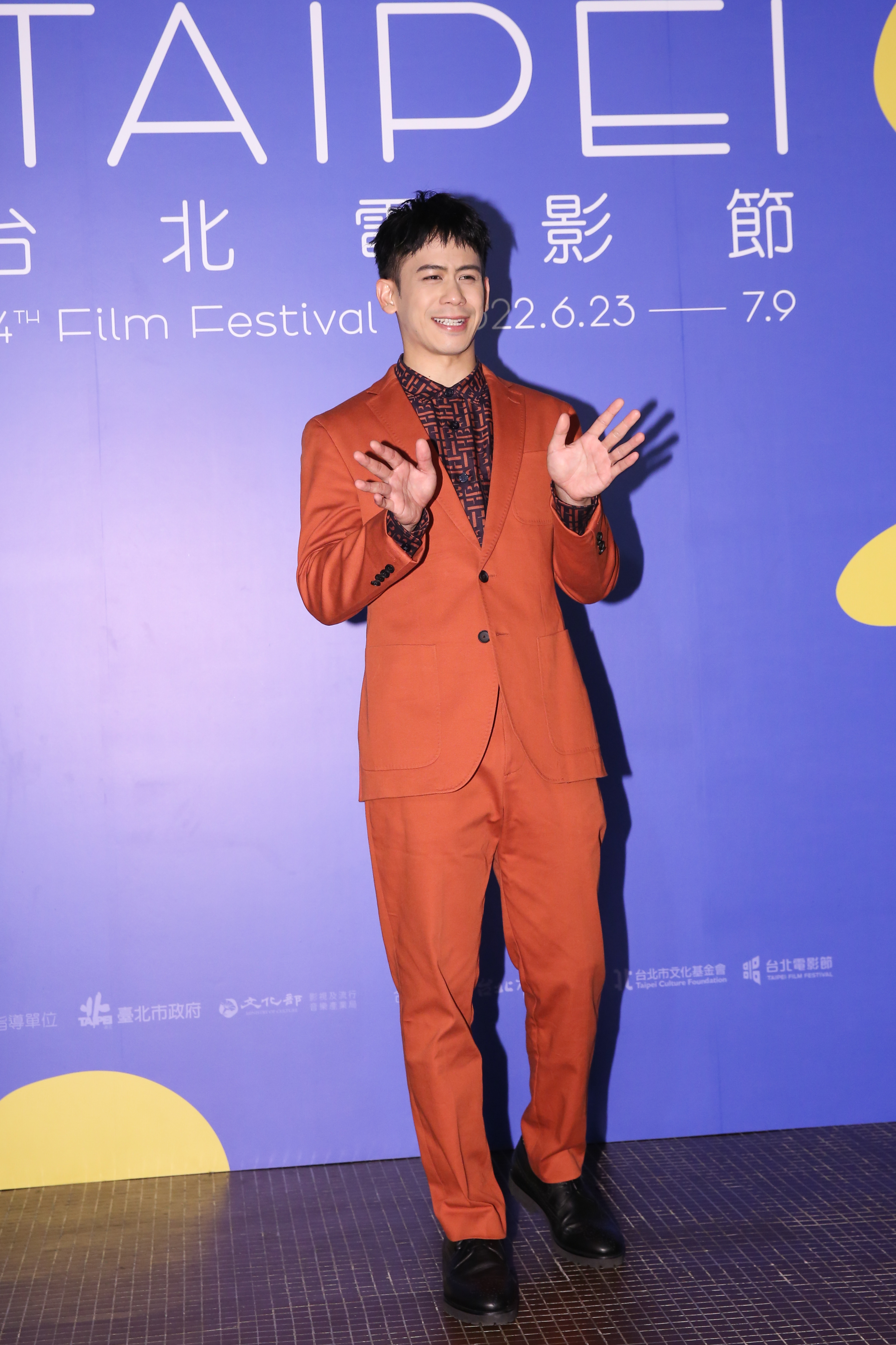 李淳扮演咖啡評論家，一不小心咖啡喝到亢奮。