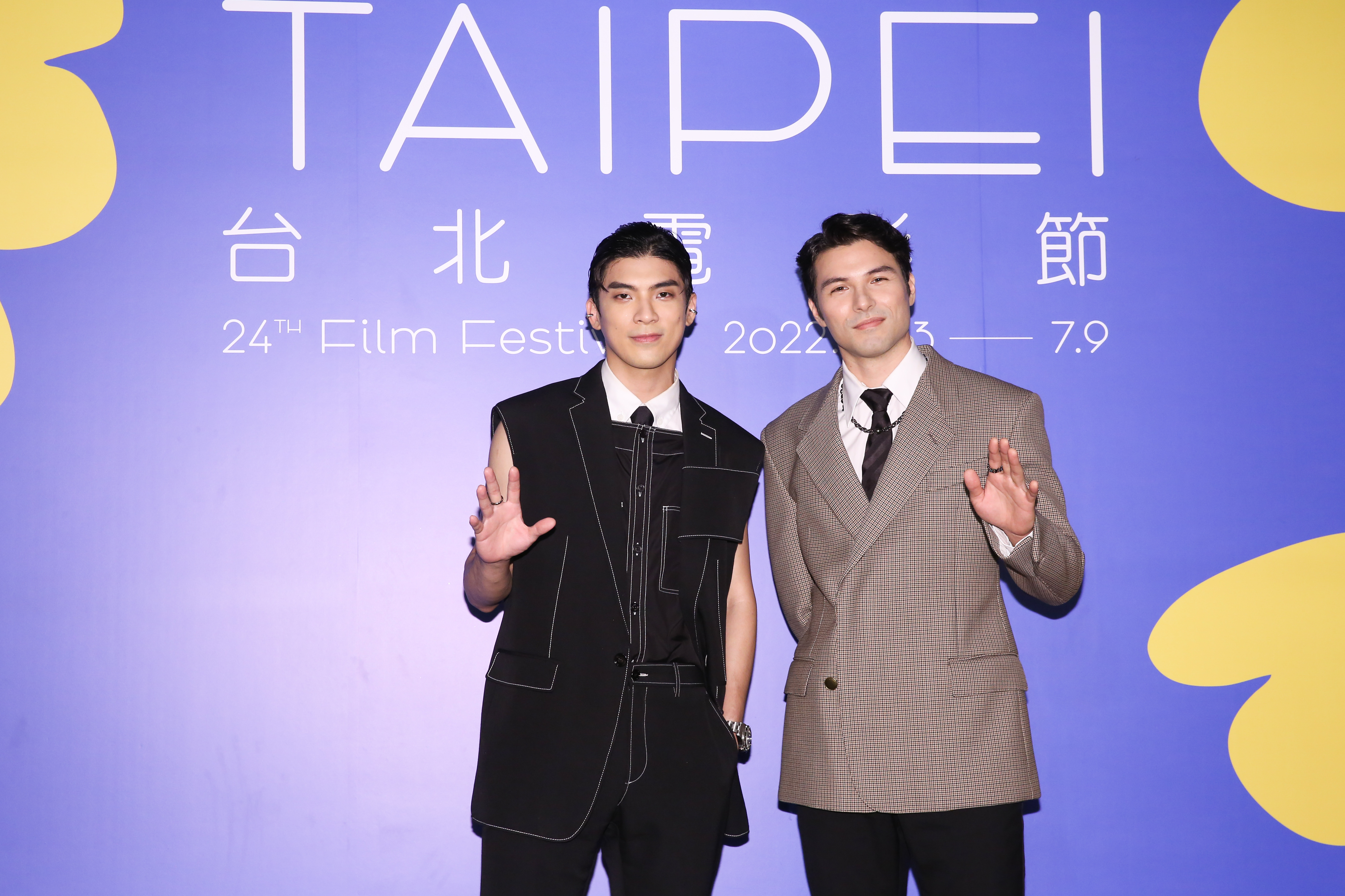 林哲熹（左）、鳳小岳（右）雙帥在《歡迎光臨 二代咖啡》瘋狂泡咖啡，天天讓工作人員無限暢飲。