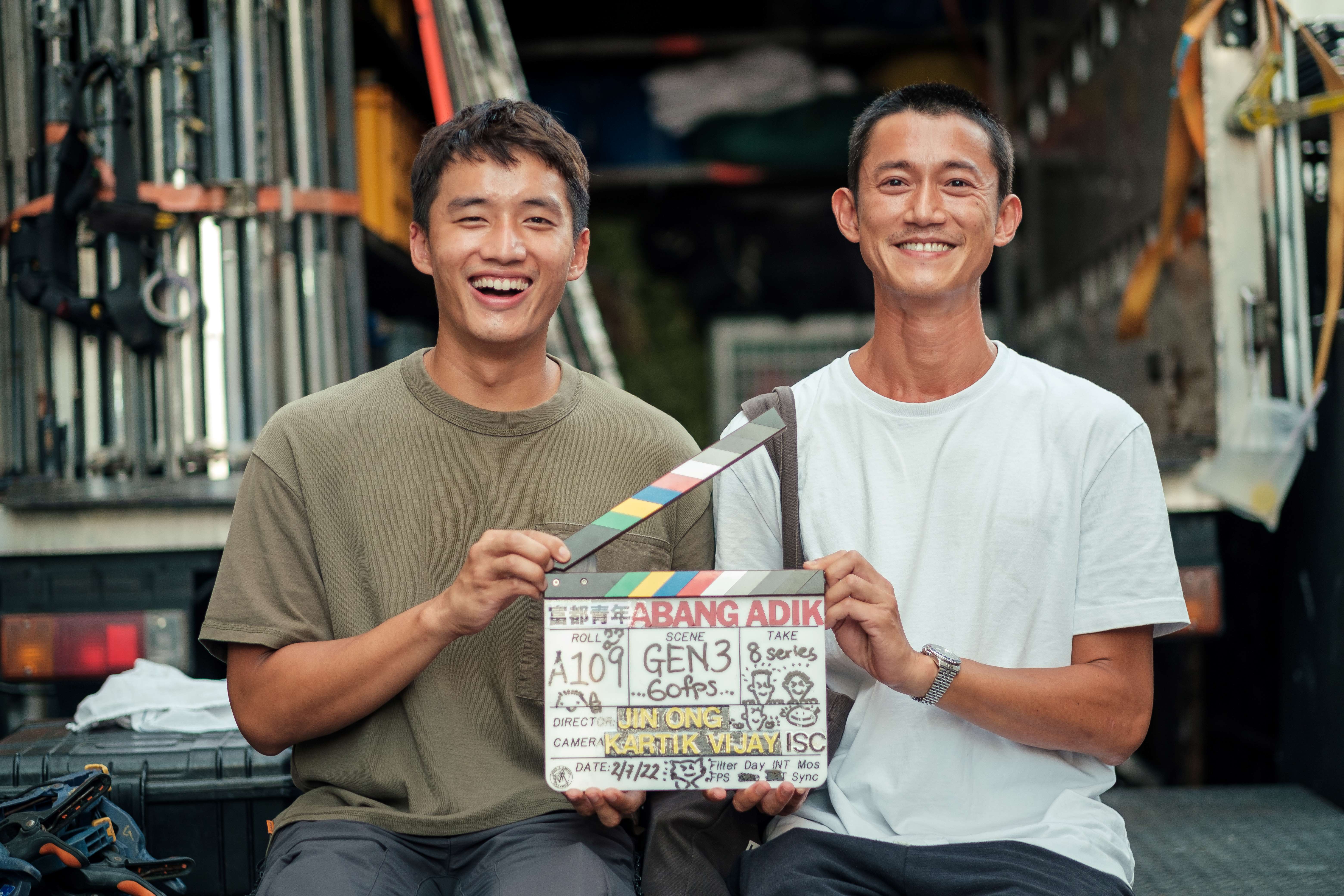 吳慷仁為電影《富都青年》曬黑又減重8公斤與陳澤耀飾演一對兄弟，電影今（3）日終於宣布殺青。（摩爾娛樂 / 新世紀南向開發有限公司）