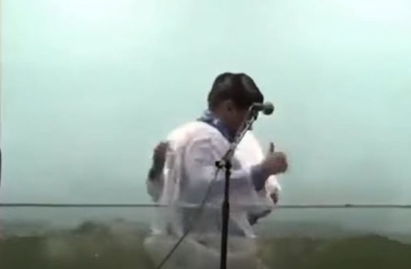 印度一名年輕男子日前在教堂受洗，差點被電死。（翻攝自YouTube）