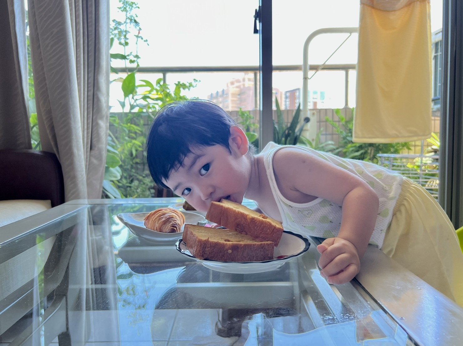 「Bye Bye Blues 揮別憂鬱甜點店」發表的「芒果生吐司」香氣濃郁，大人還來不及拍照，嫩嬰已搶吃。（680元／組）