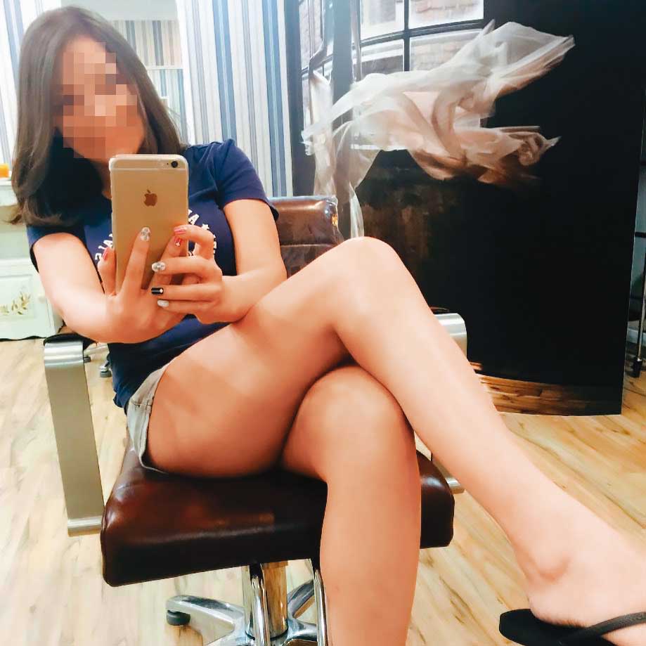 謝姓藥廠女業務保養得宜,雖已超過40歲,但身材依舊纖瘦窈窕。(翻攝臉書)