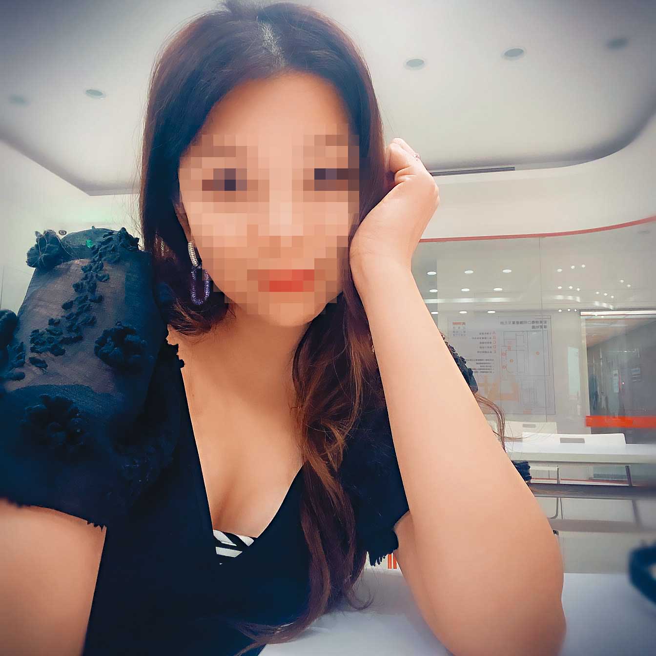 徵信業者否認勒索李沅達,聲稱委託人要求跟監謝女(圖),意外拍到李。(翻攝臉書)