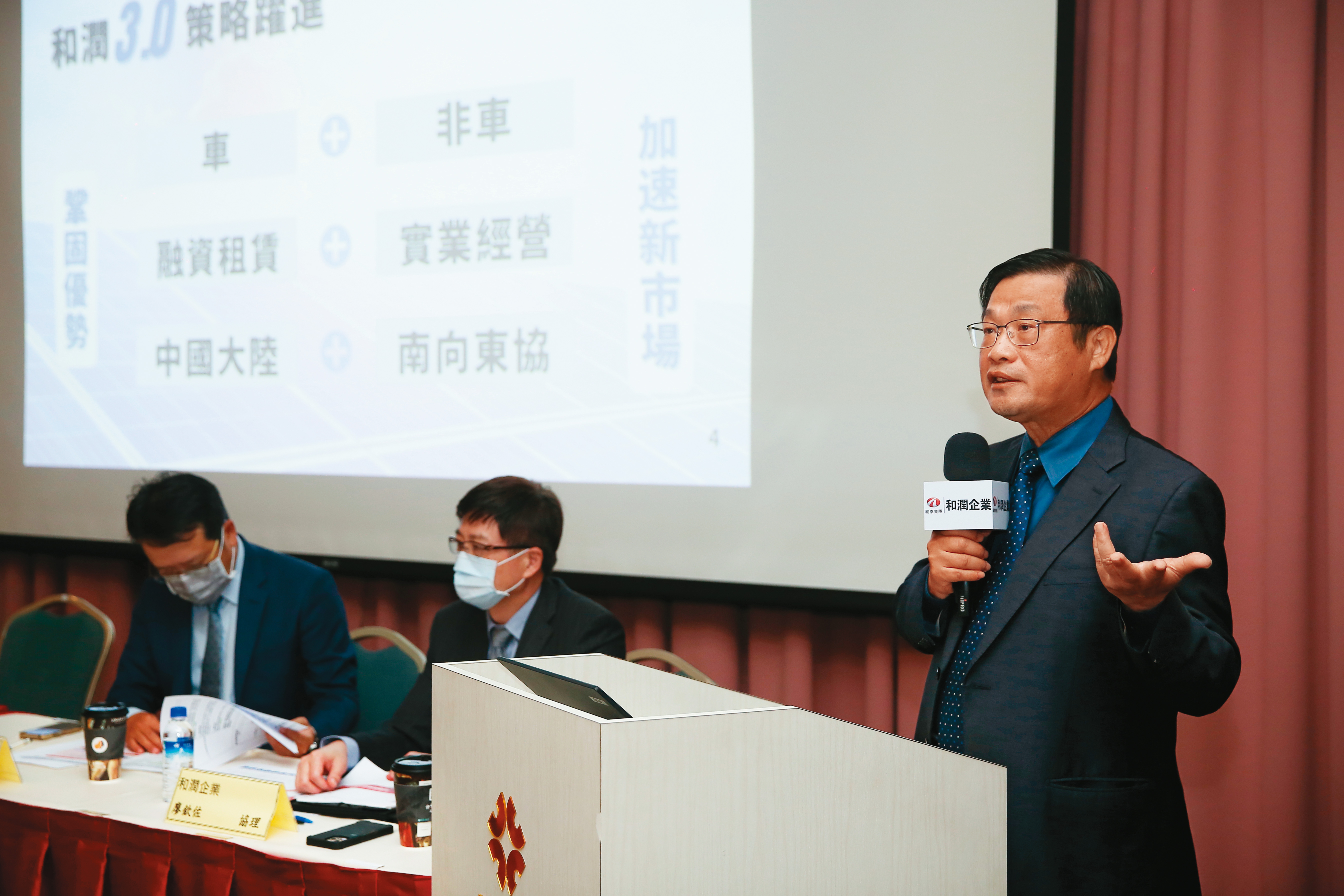 和潤董事長劉源森（右）數字觀念極強，對於龐大的綠電投資，他認為速度雖重要，但不躁進，和潤會「先求有、再求好、求大。」