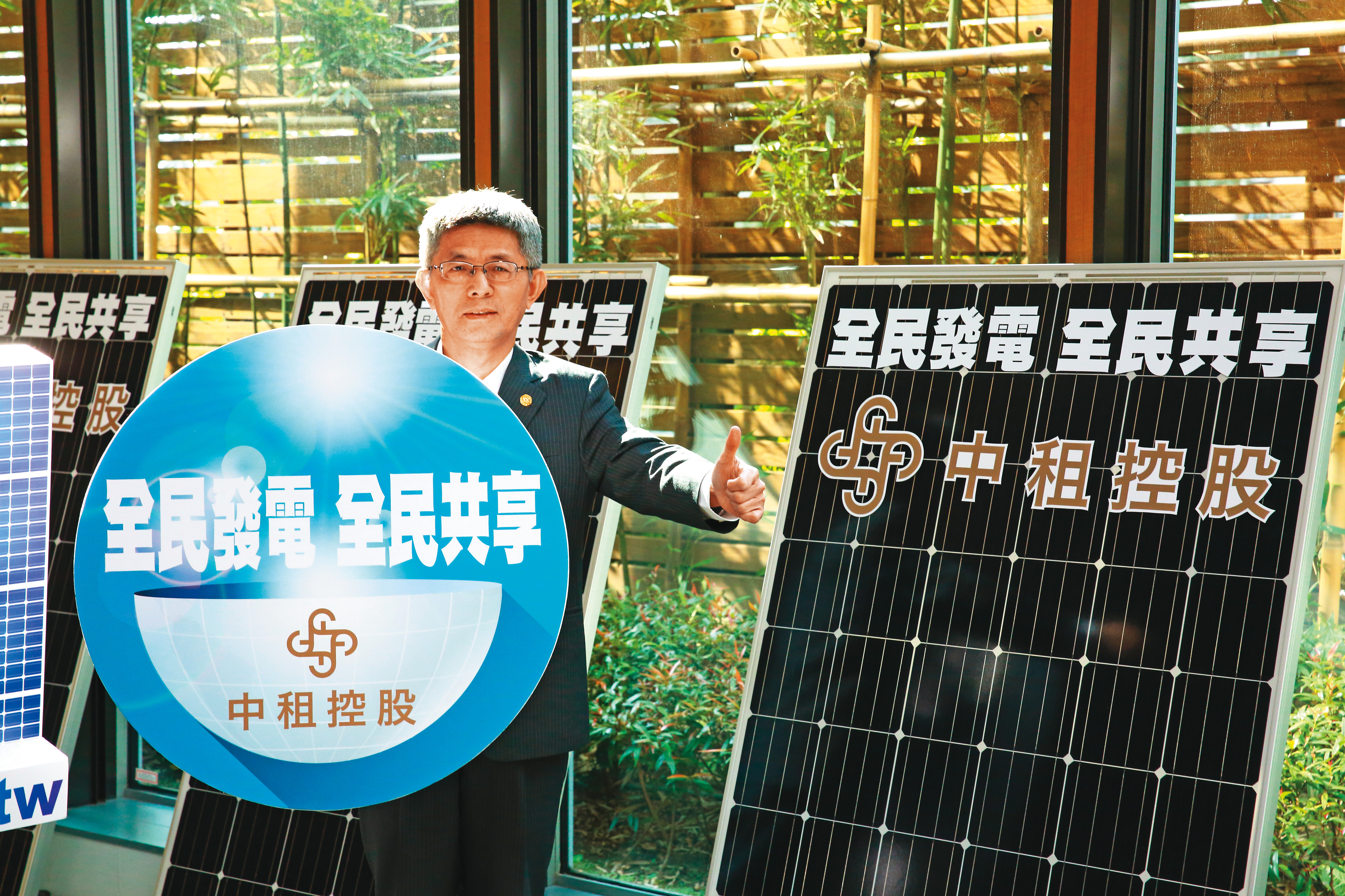 中租集團投入太陽能電廠開發已超過10年,早就是國內最大綠電業者,目前也積極發展多元能源。圖為中租董座陳鳳龍。