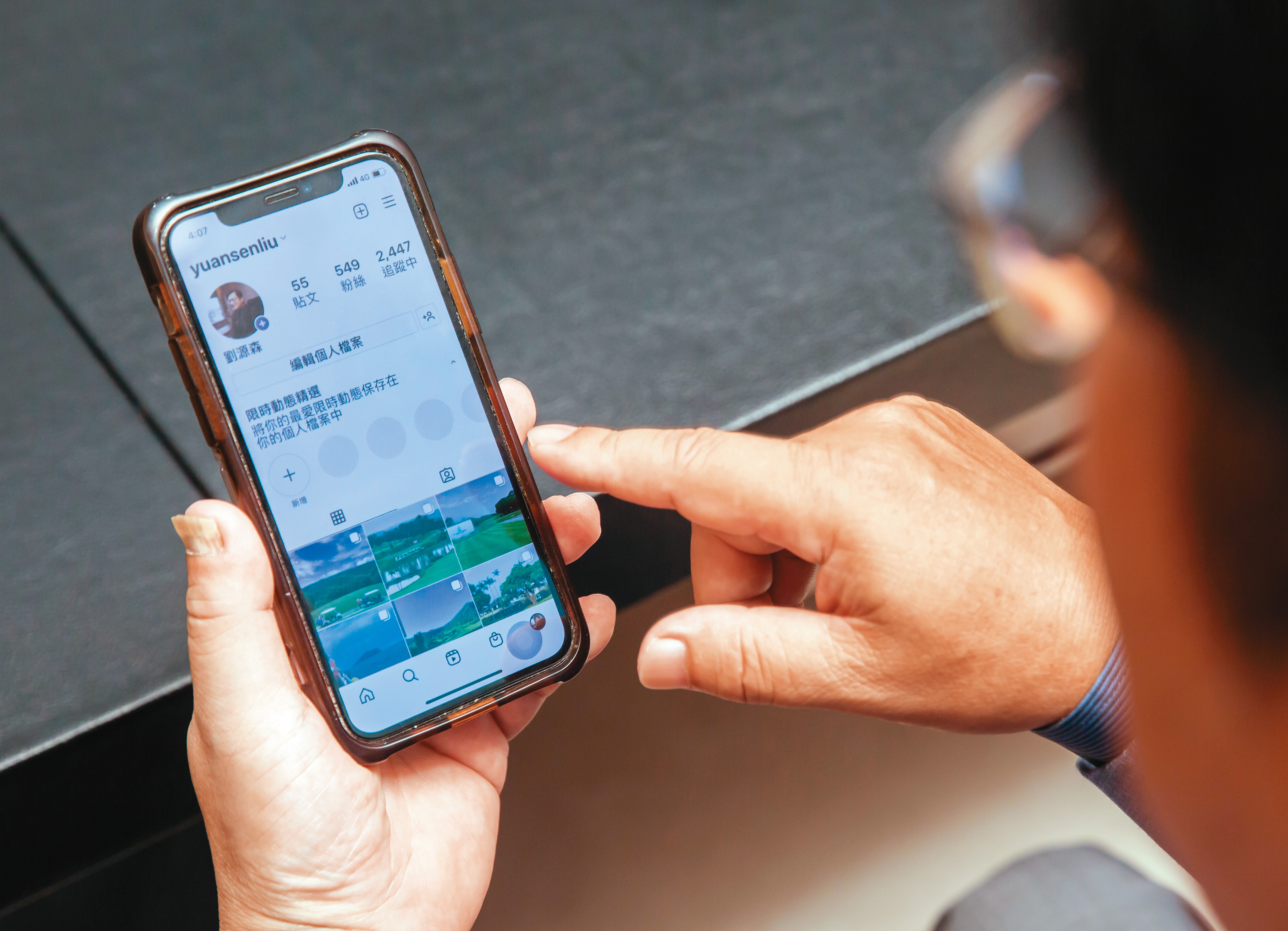 63歲的劉源森時時接觸新事物，也透過IG了解年輕人想法、跟上潮流。他直言，跳脫框架非年齡問題，而是心態問題。