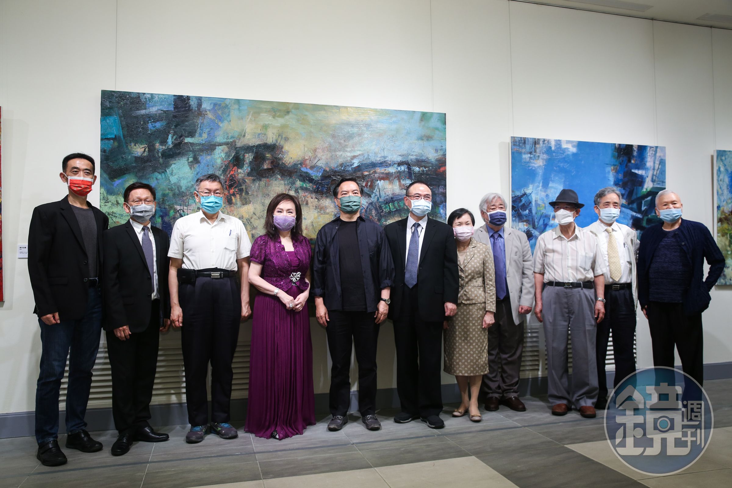 侯翠杏（左4）的「宇宙．微觀—侯翠杏創作回顧展」於本月2日開展，台北市長柯文哲（左3）與多位藝文界人士出席開幕儀式。