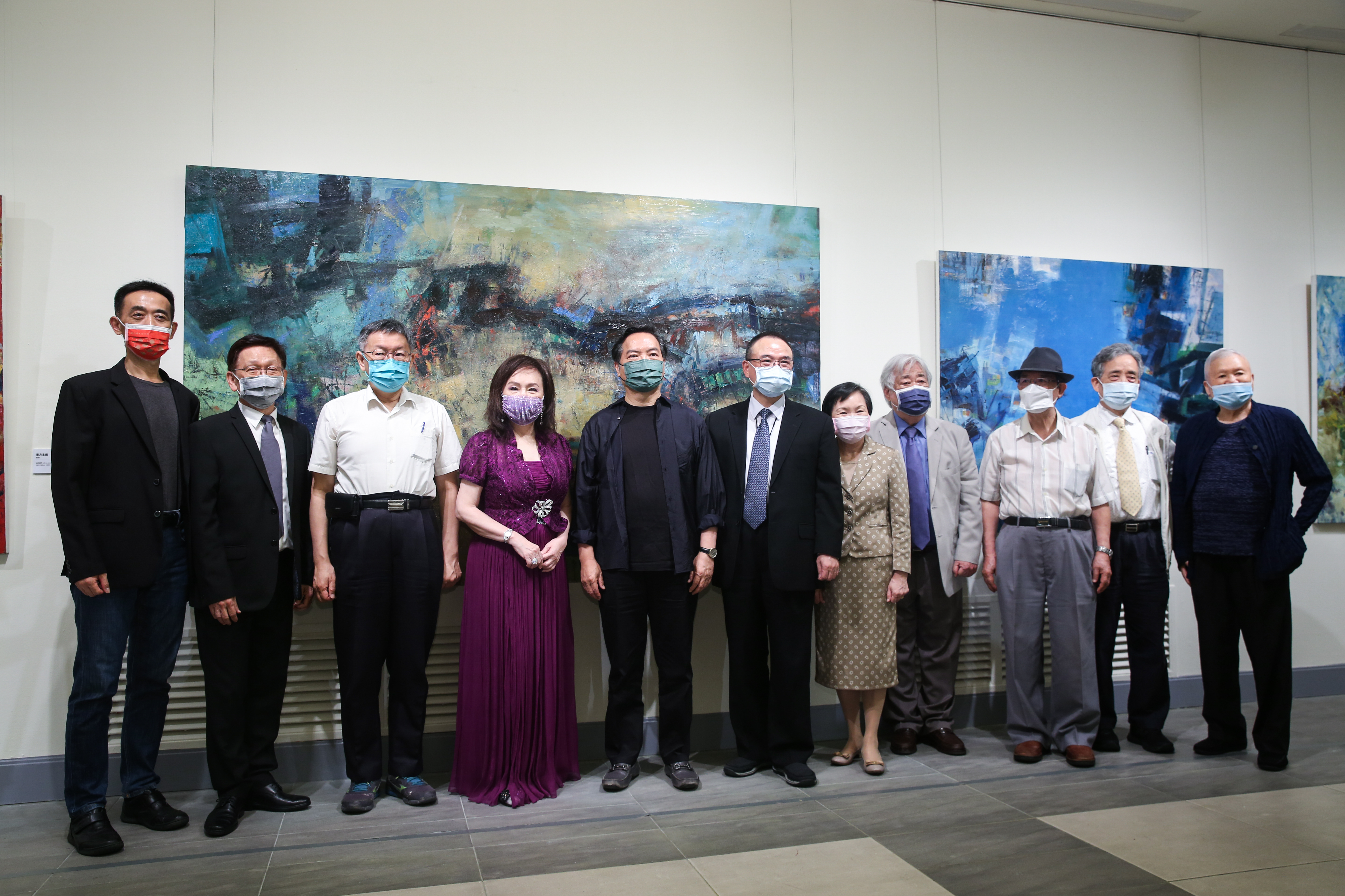 侯翠杏（左4）的「宇宙．微觀—侯翠杏創作回顧展」於本月2日開展，台北市長柯文哲（左3）與多位藝文界人士出席開幕儀式。