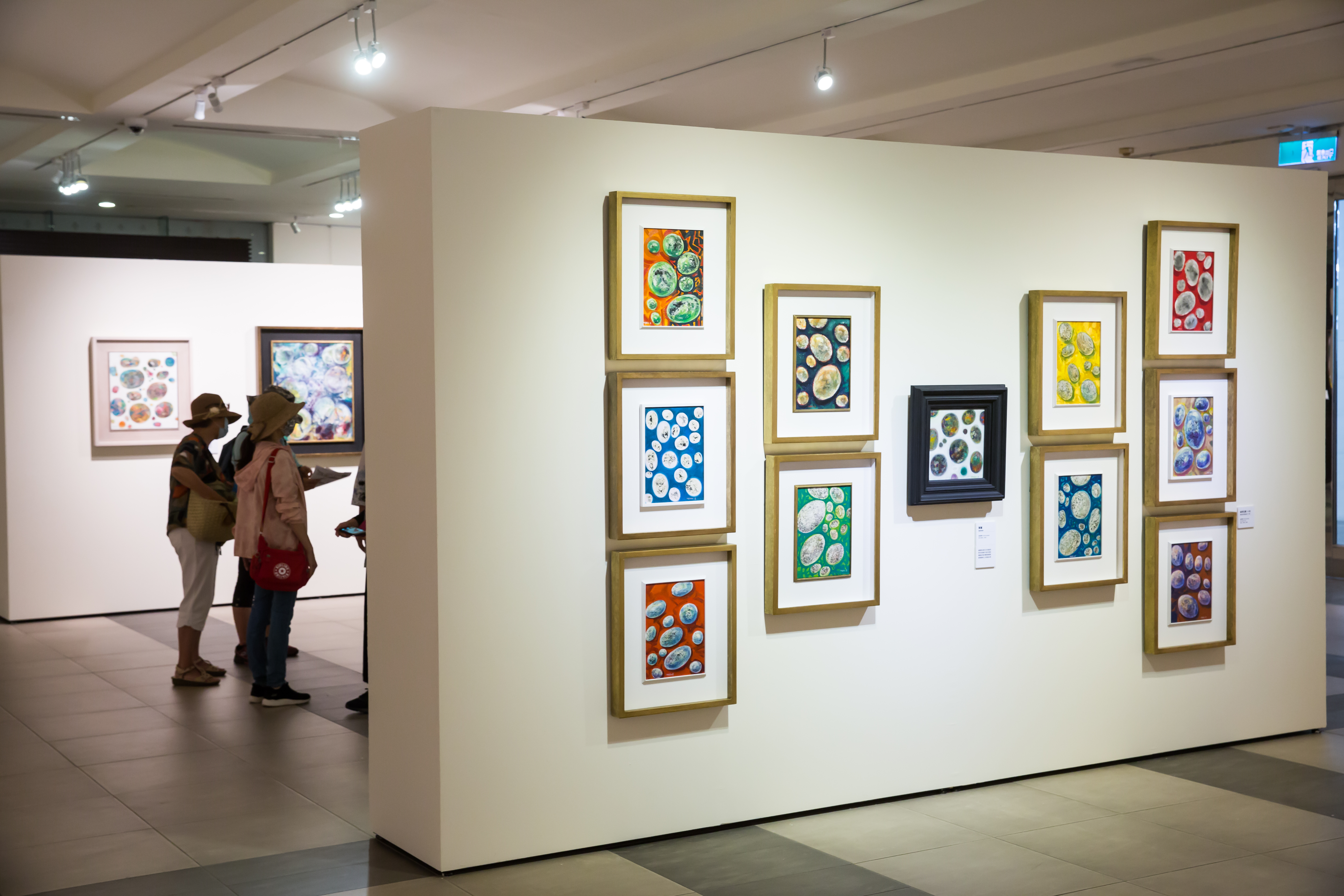 「宇宙．微觀—侯翠杏創作回顧展」分為宇宙時空、生活隨筆、精神昇華，以及山水寄情和抽象抒情等5個子題。