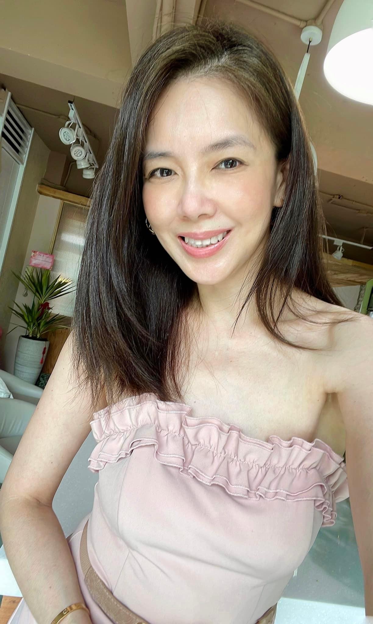 林美貞因為喜歡古董車,至今仍開著愛車當代步工具。(翻攝自林美貞臉書)