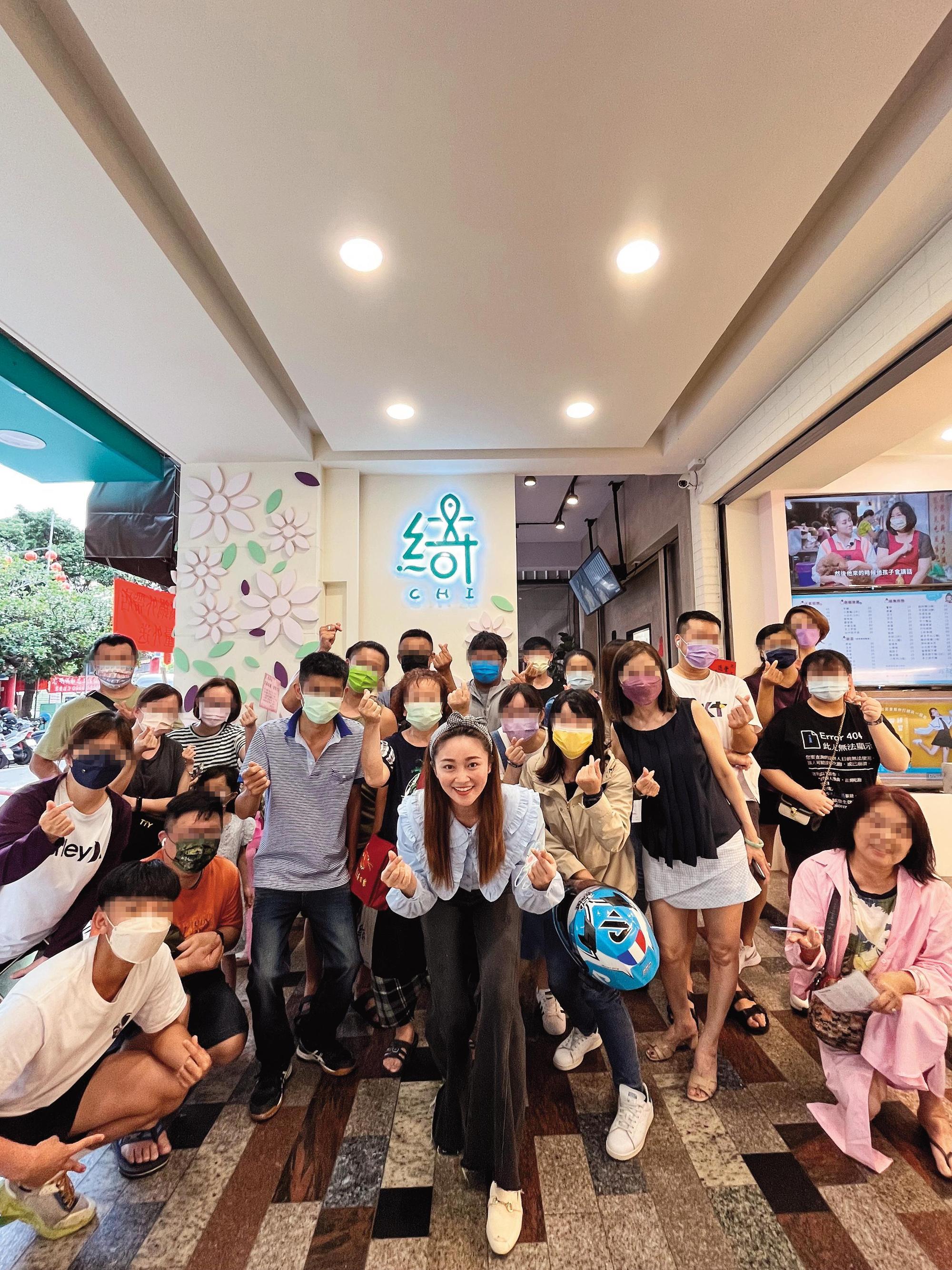 張文綺(中)鹹酥雞店試營運3個月,6月分創下百萬元營收佳績。(張文綺提供)