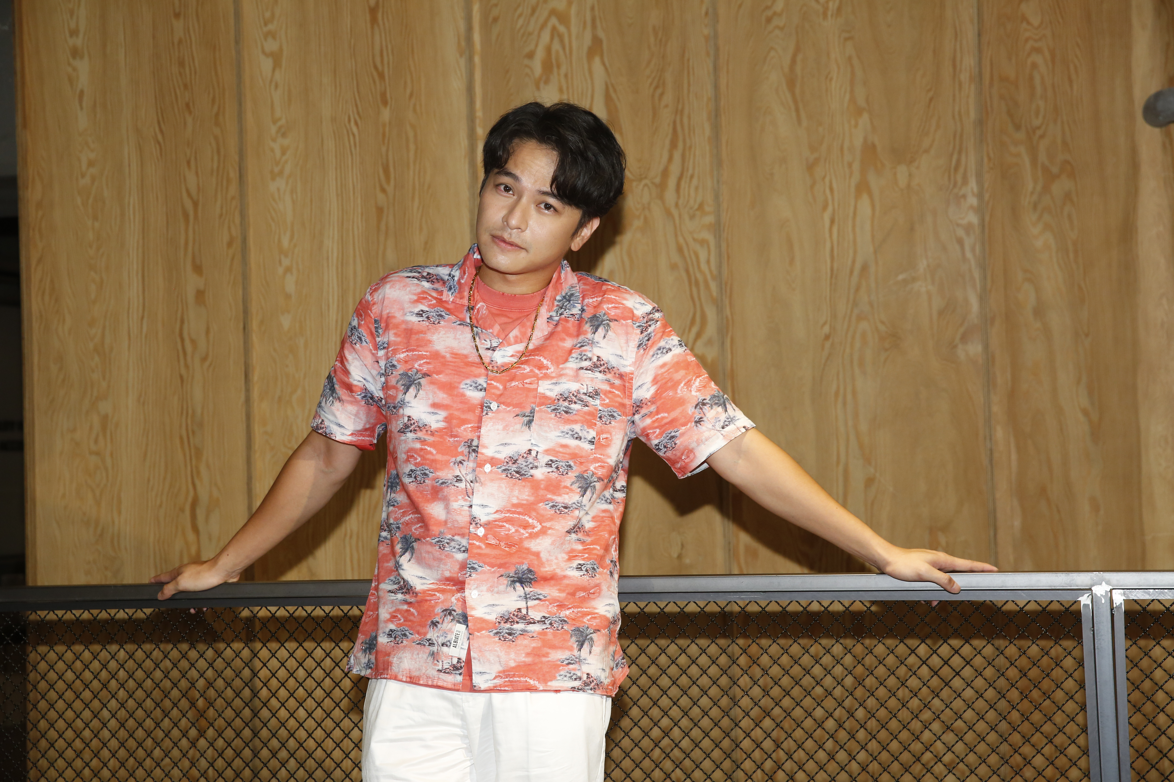 楊銘威回歸戲劇飾演男主角，回想學生時期的荒唐。