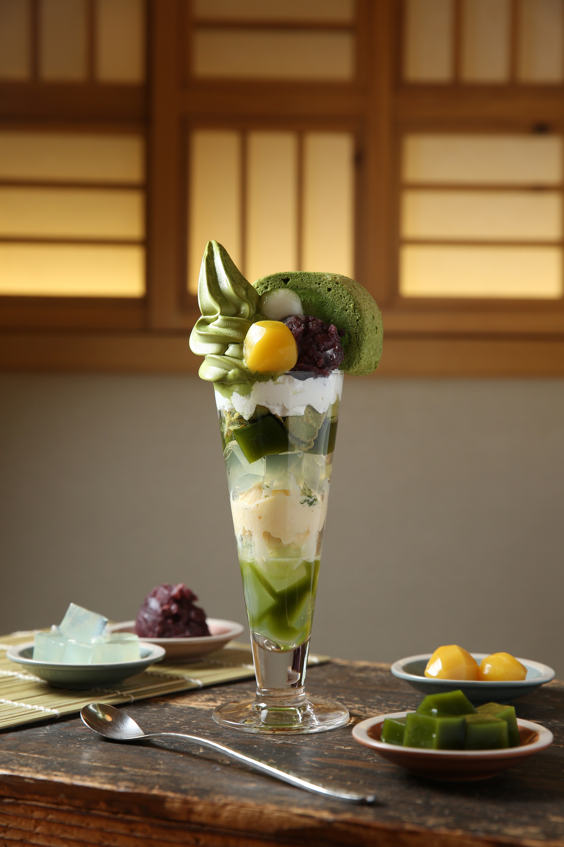 超美型「抹茶蛋糕霜淇淋芭菲」從底層的抹茶蜜、寒天、霜淇淋、手工白玉、蜜紅豆到最上層的抹茶蛋糕，融合各種口感。（320元／份）