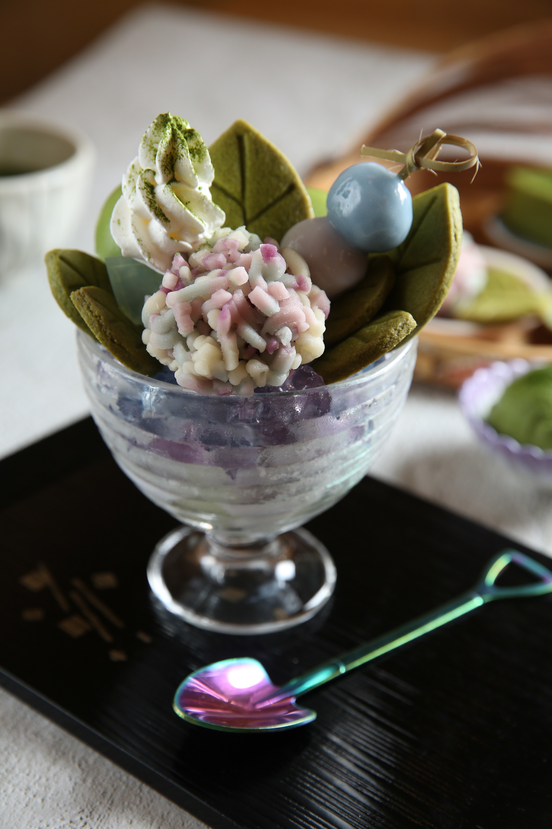 因應大眾對刨冰的喜好，季節冰款「紫陽花上生菓子刨冰芭菲」為台灣店獨家。（430元／份）