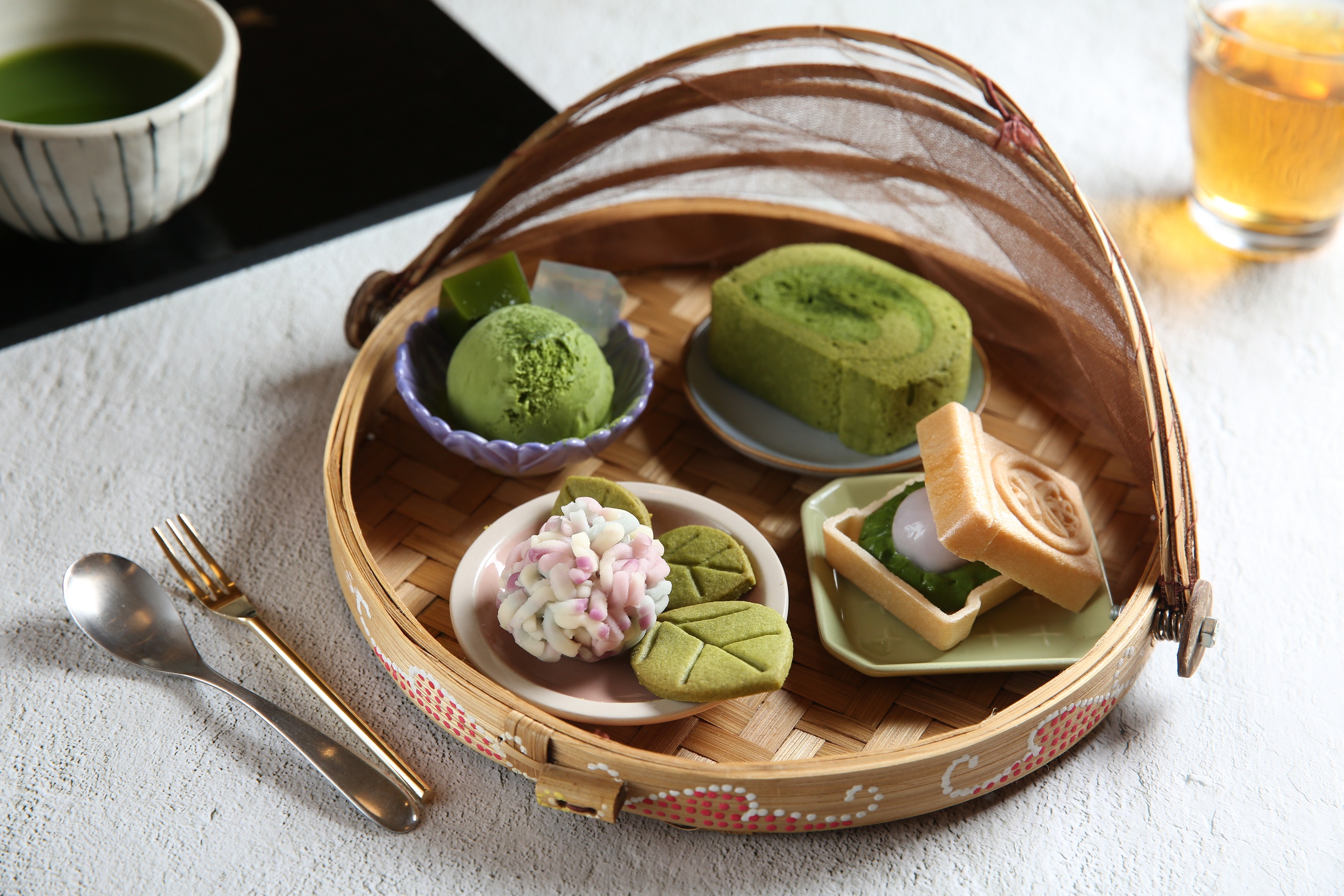 日式甜品季節組合「紫陽花上生菓子茶會」集結生菓子、抹茶冰淇淋、抹茶蛋糕、卡士達白玉最中及宇治抹茶。（460元／份）