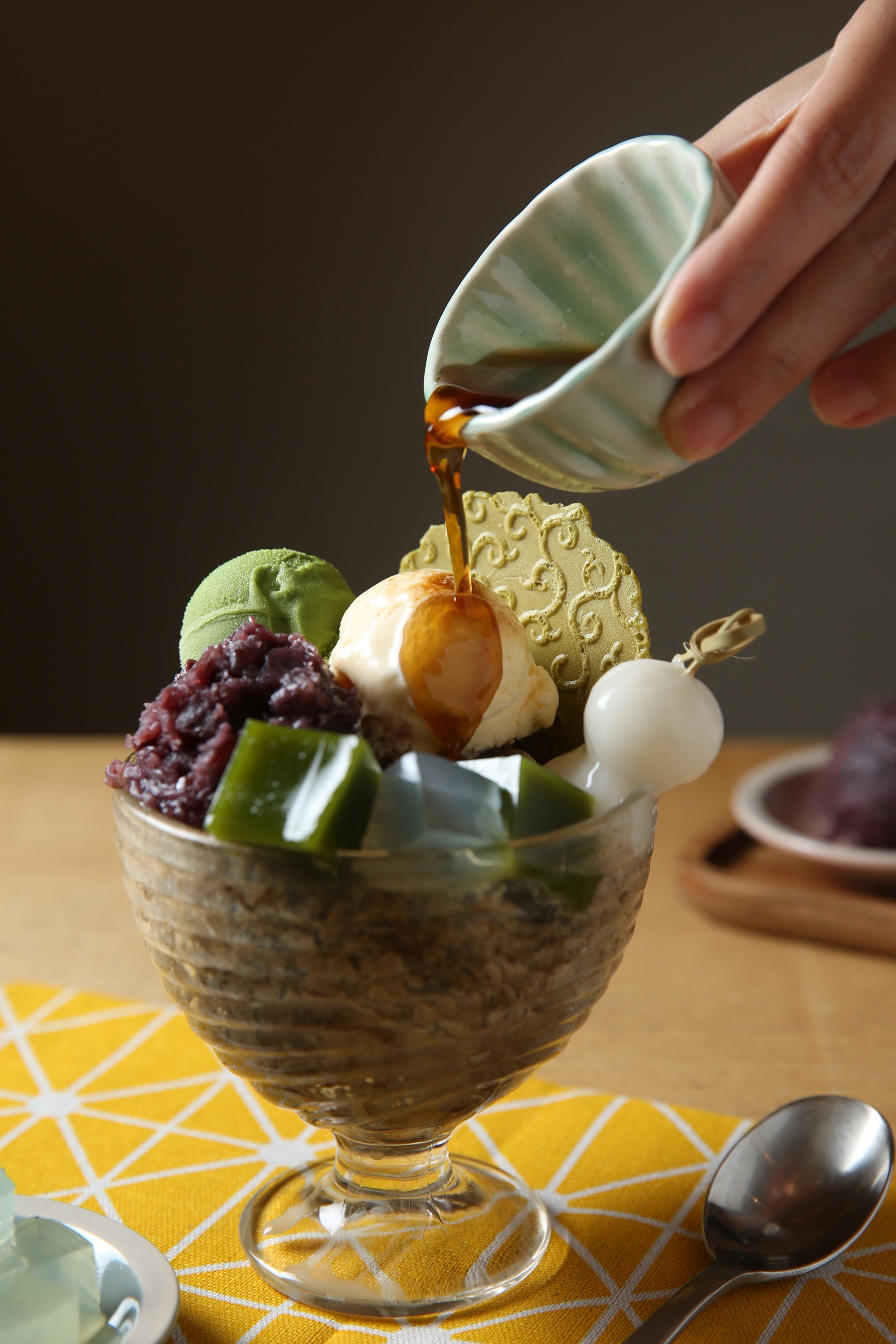 「烘焙茶刨冰芭菲」蜜紅豆與抹茶、香草冰淇淋搭配香氣濃厚的焙茶刨冰更清爽解膩。（270元／份）