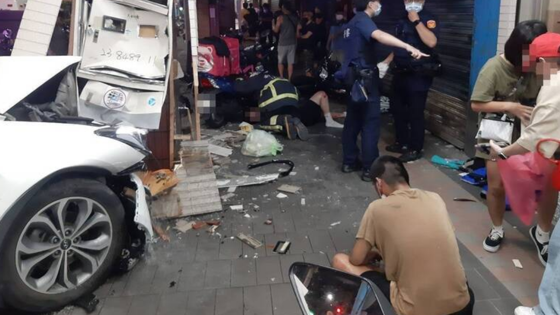 一輛休旅車在蘆洲區與計程車發生擦撞，釀6傷。（翻攝畫面）