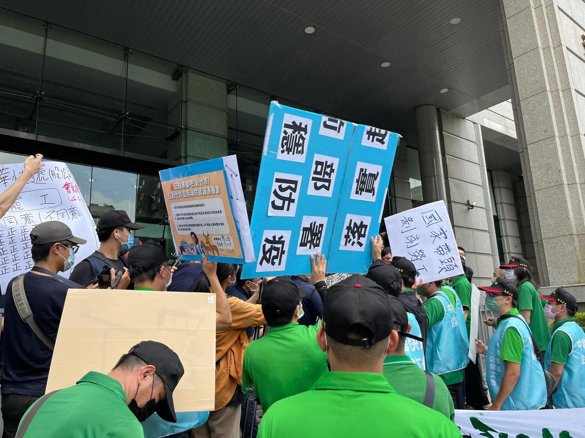 中華快遞工會今宣布罷工,先後前往交通部、中華郵政抗議血汗低薪。(翻攝自臉書終結血汗物流-台灣貨運倉儲產業工會)