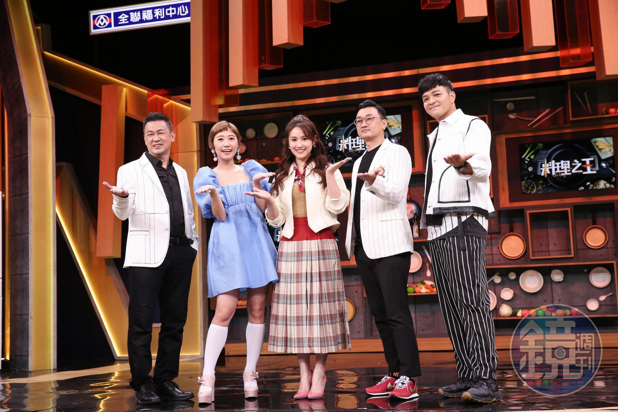 Lulu(左二)、Sandy(中)進棚錄製《料理之王》。