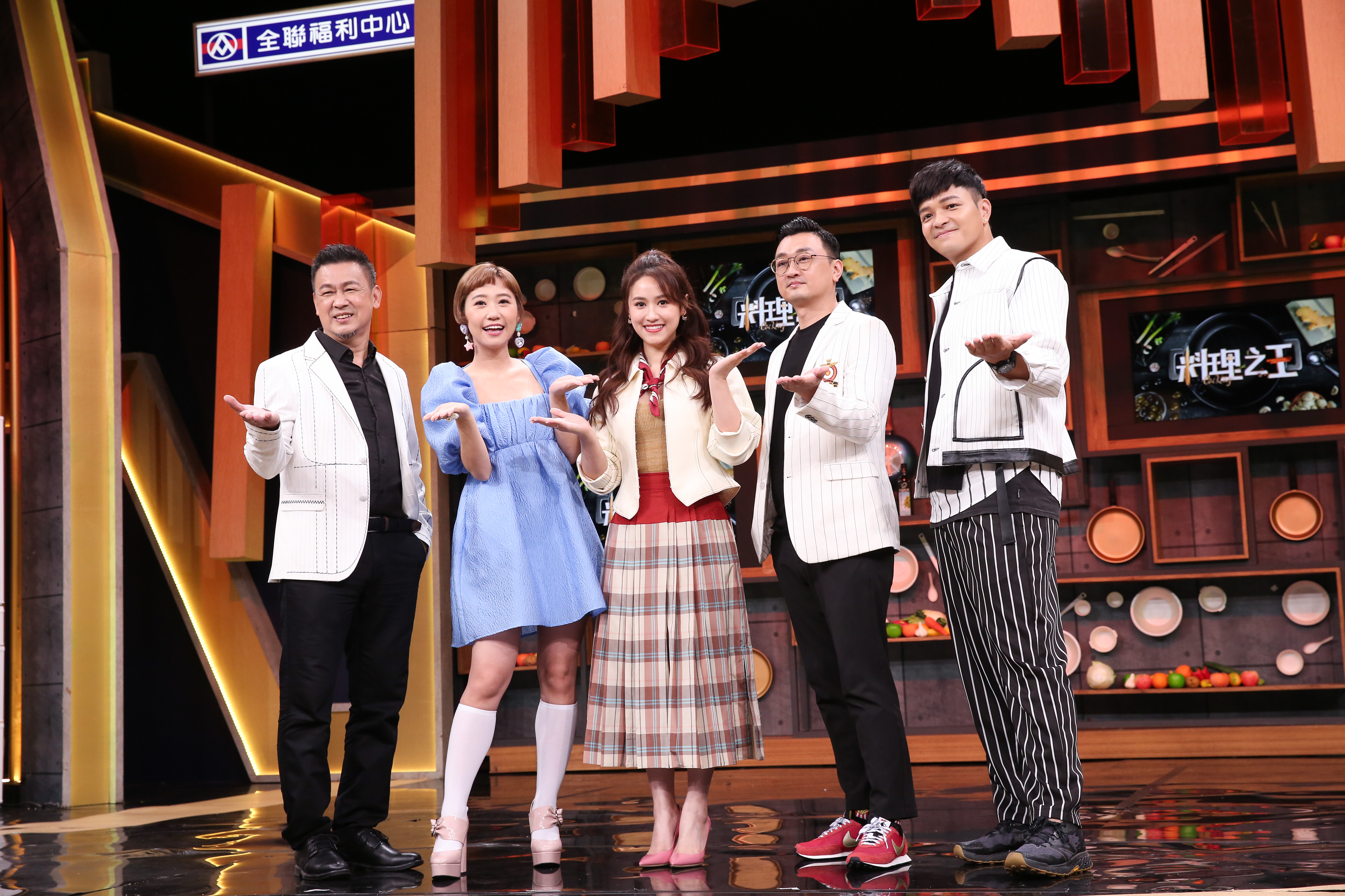 Lulu（左二）、Sandy（中）進棚錄製《料理之王》。