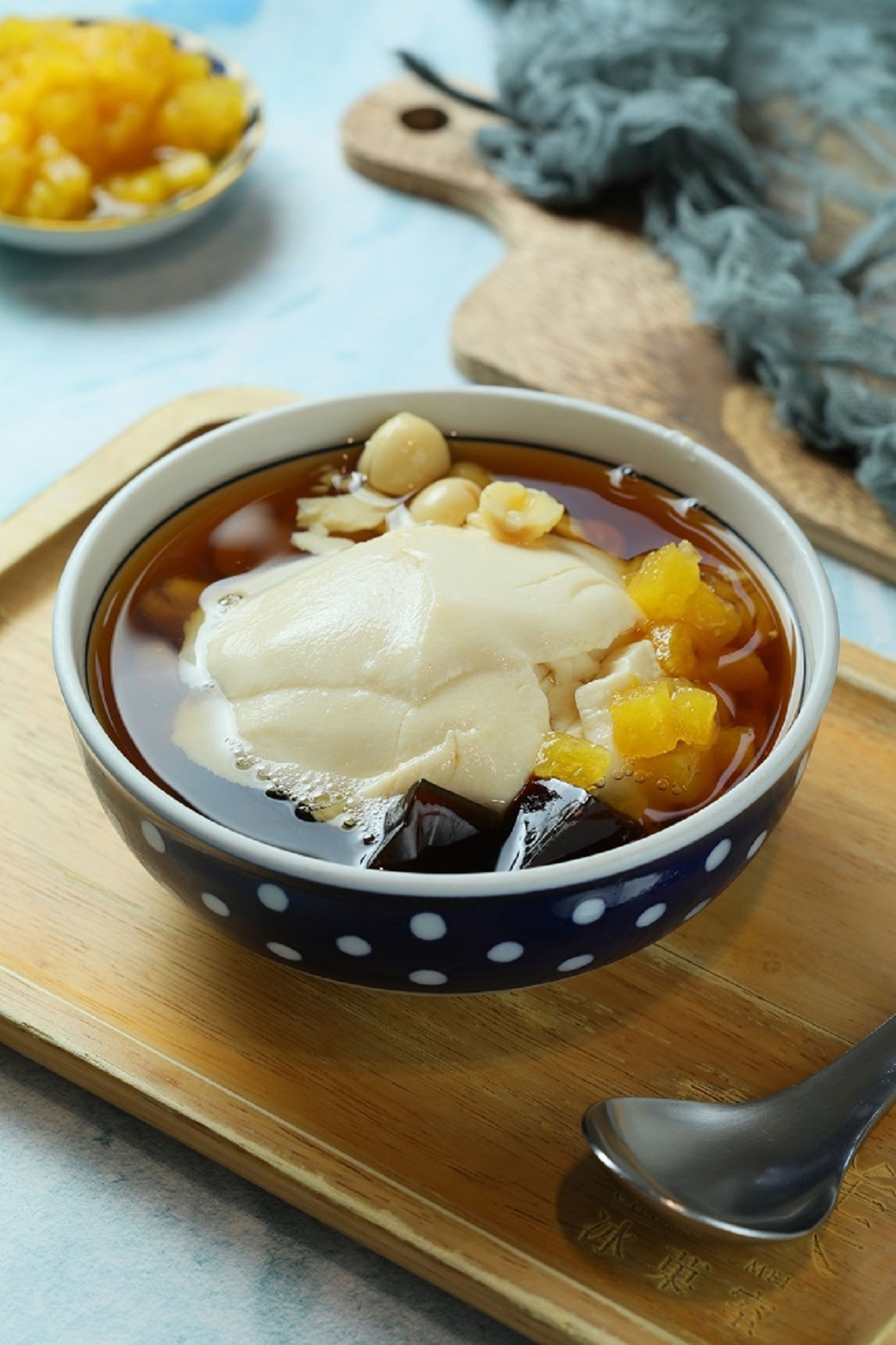 「傳統糖水豆花」以手炒自製糖水搭配有機黃豆製作的豆花，加入蜜漬鳳梨及自製黑糖粉粿有古早味糖香。（55元／份，加2種料）