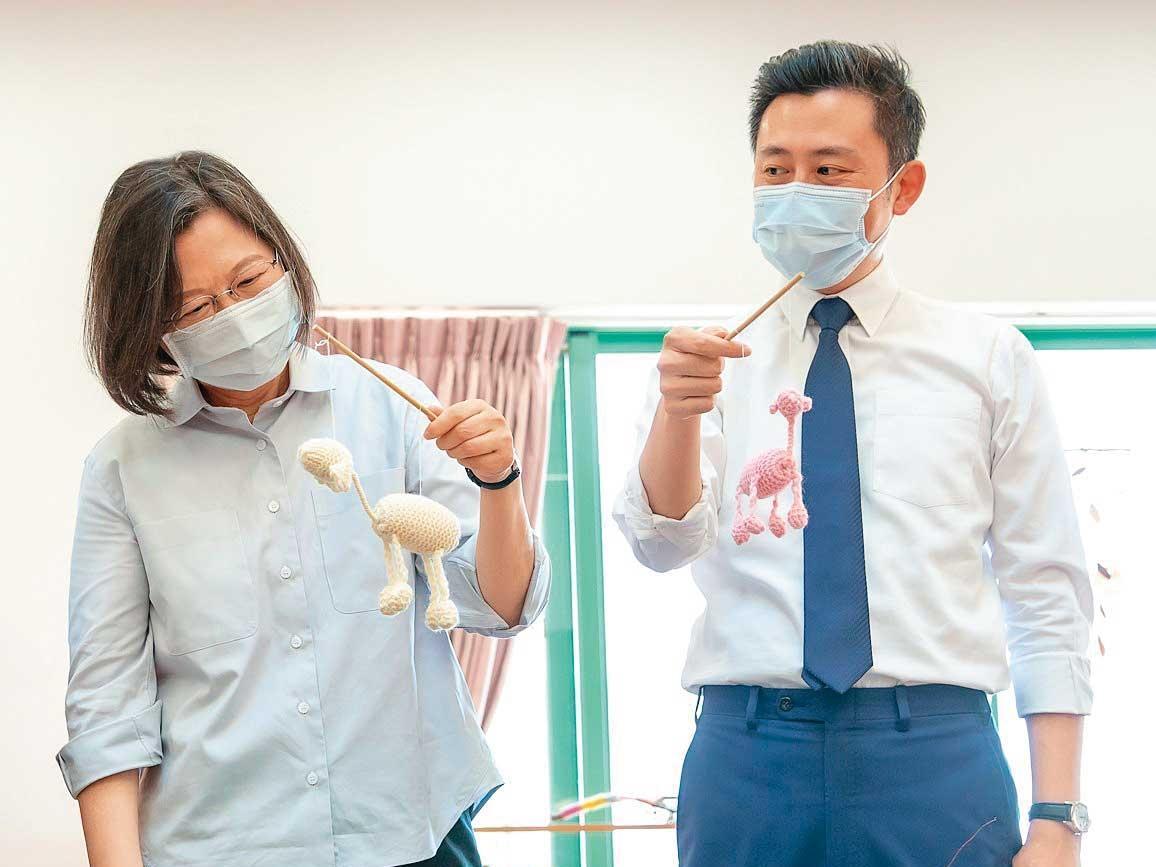 不再有強大改革論述支撐的民進黨，只以蔡總統（左）的個人意志與為贏而贏的方針推派參選人，如跳車參選桃園的新竹市長林智堅（右）。（總統府提供）