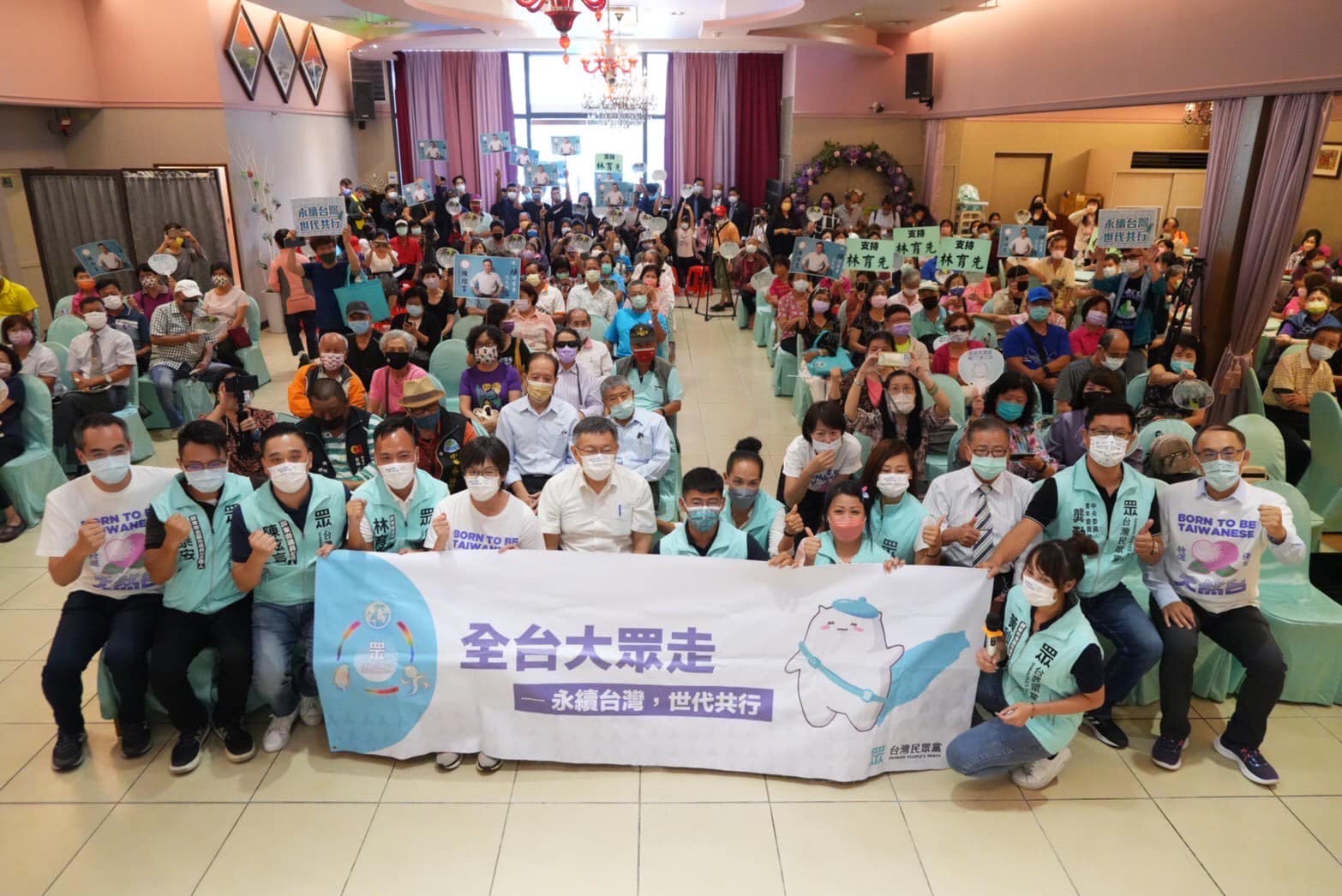 柯文哲昨參加民眾黨屏東縣黨部的活動,被爆現場人員是靠雙主菜便當動員而來。(翻攝自民眾黨屏東縣黨部臉書)