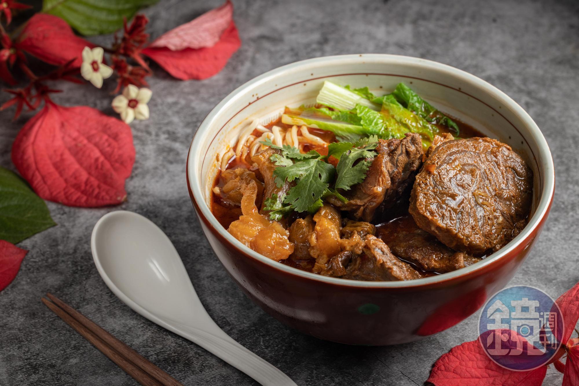 西園醫院林澤安院長的祕製牛肉麵,看起來濃油赤醬口味很重,吃完卻甘醇清甜。