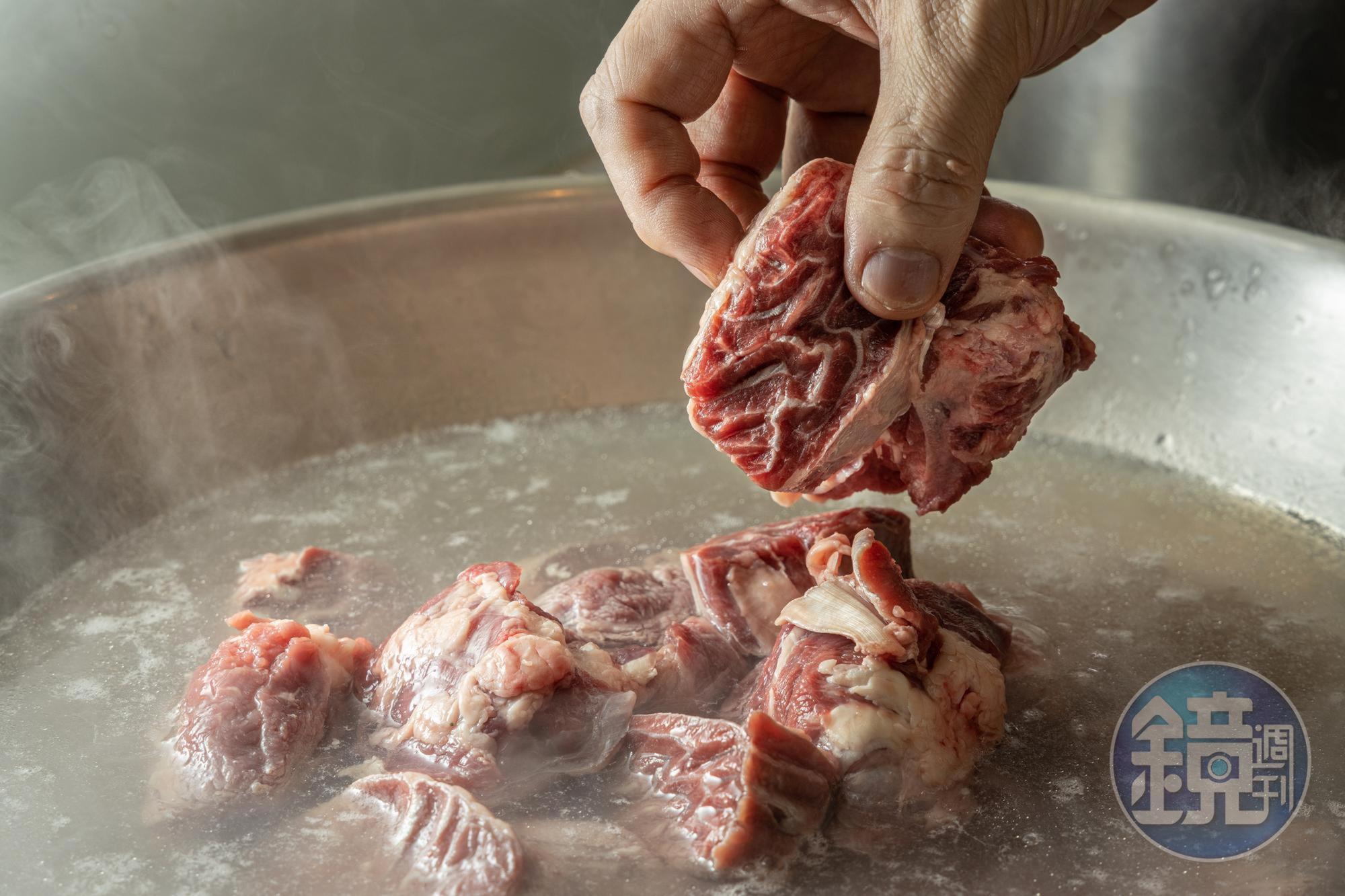 汆燙牛肉。