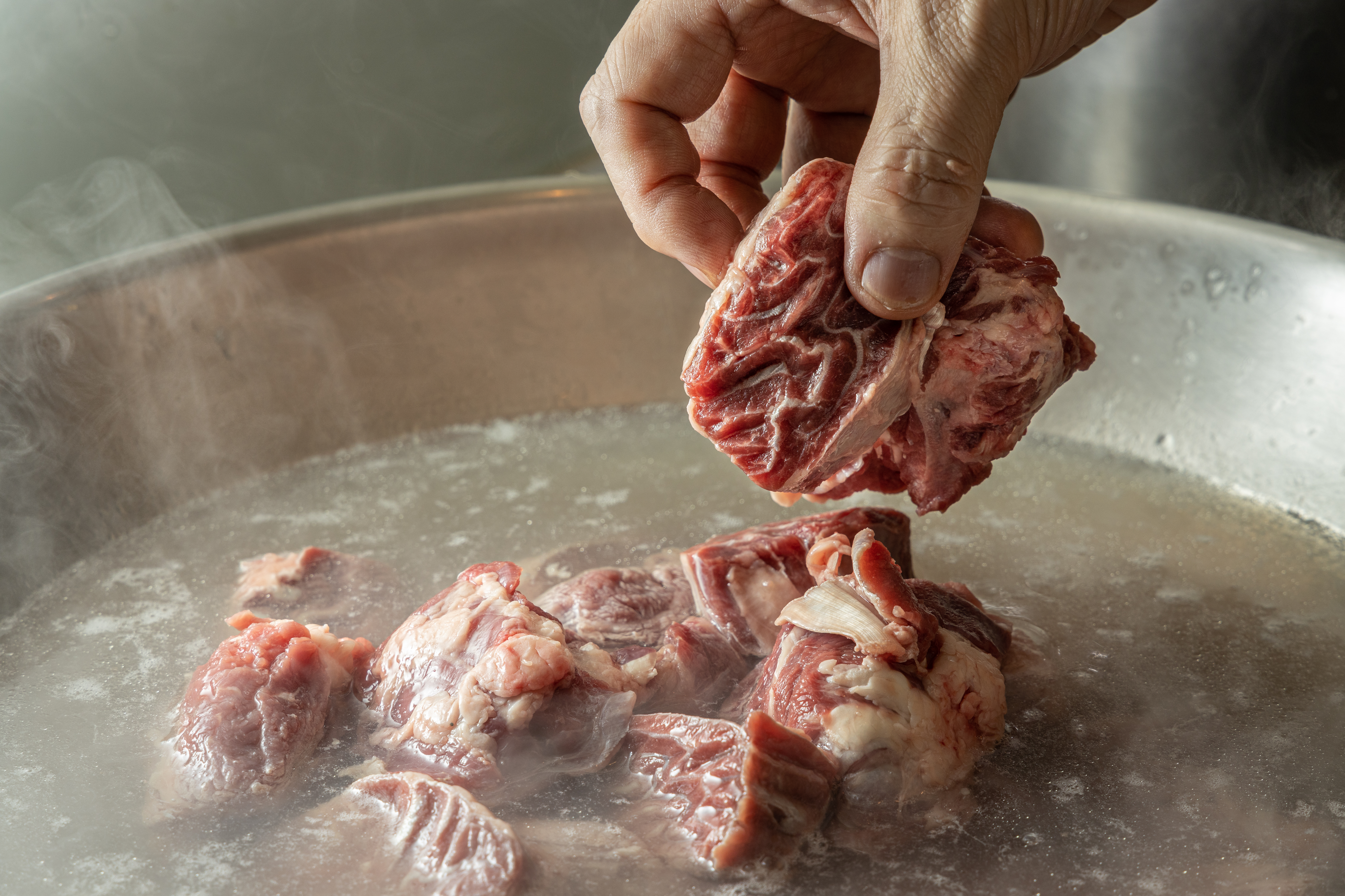 汆燙牛肉。